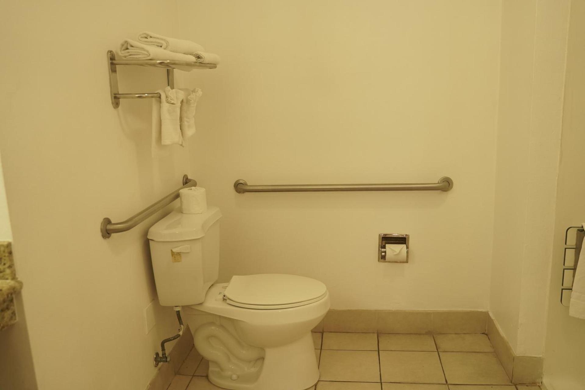 Harbor Inn & Suites photo 29