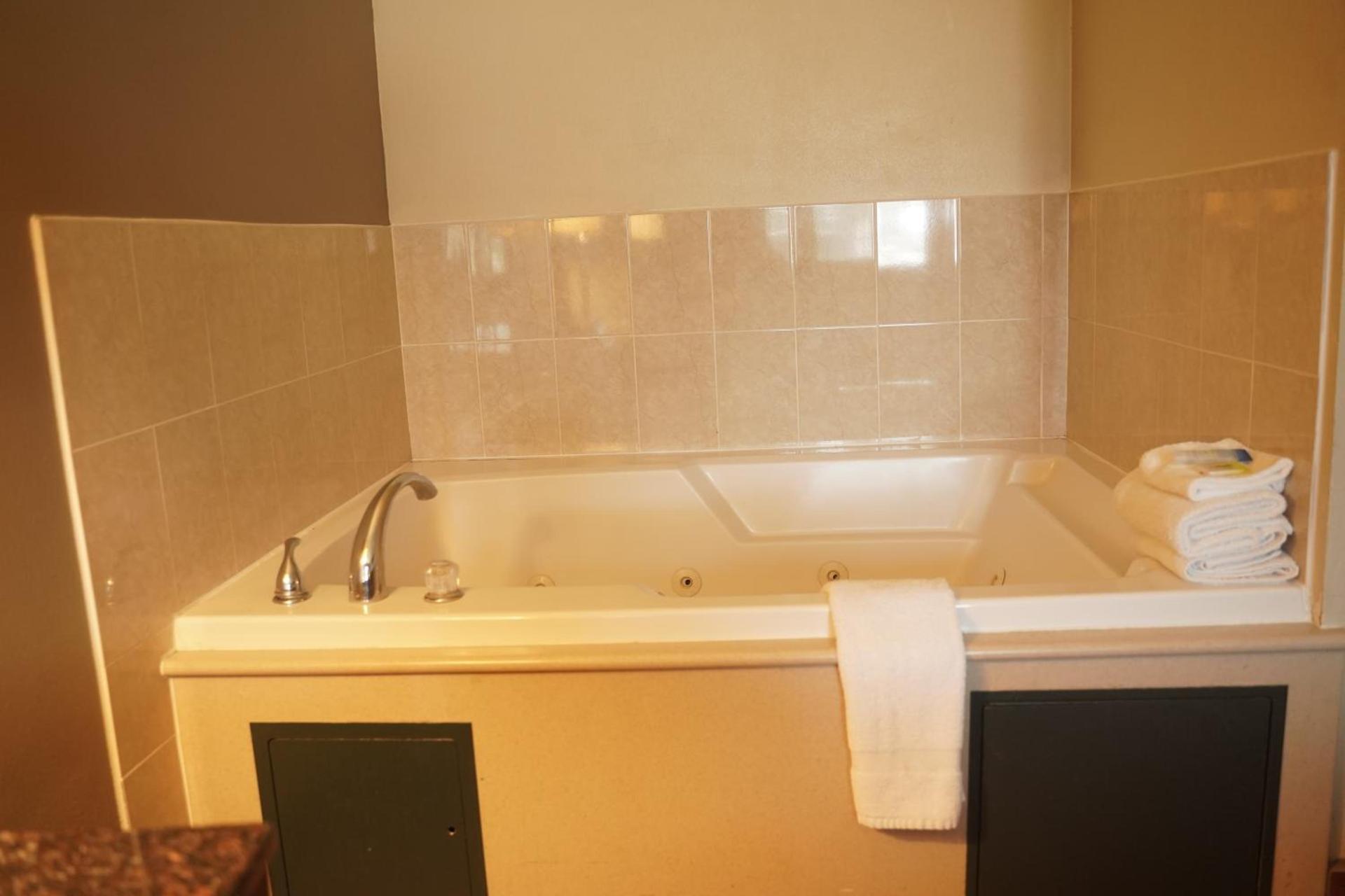 Harbor Inn & Suites photo 38