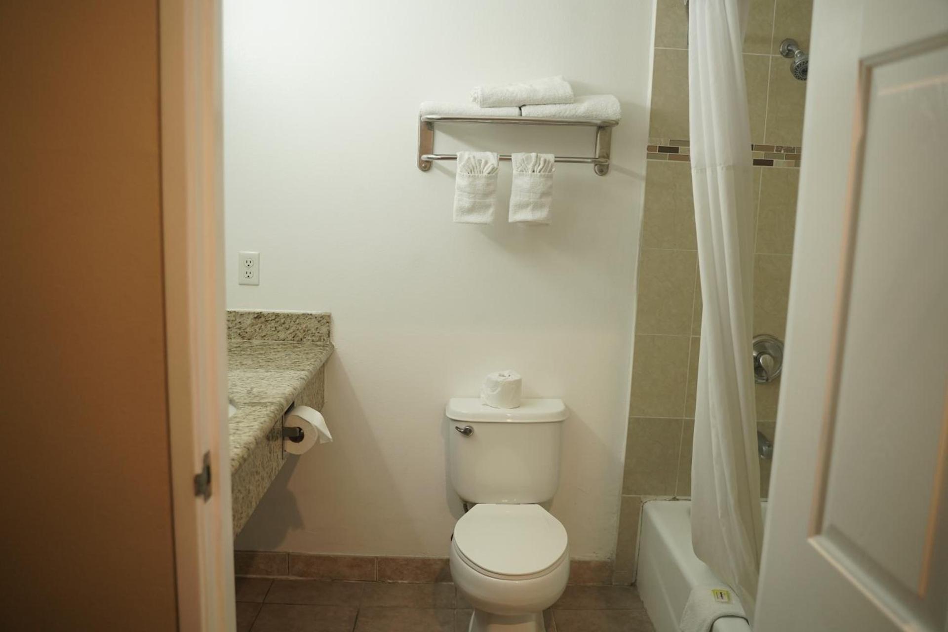 Harbor Inn & Suites photo 20