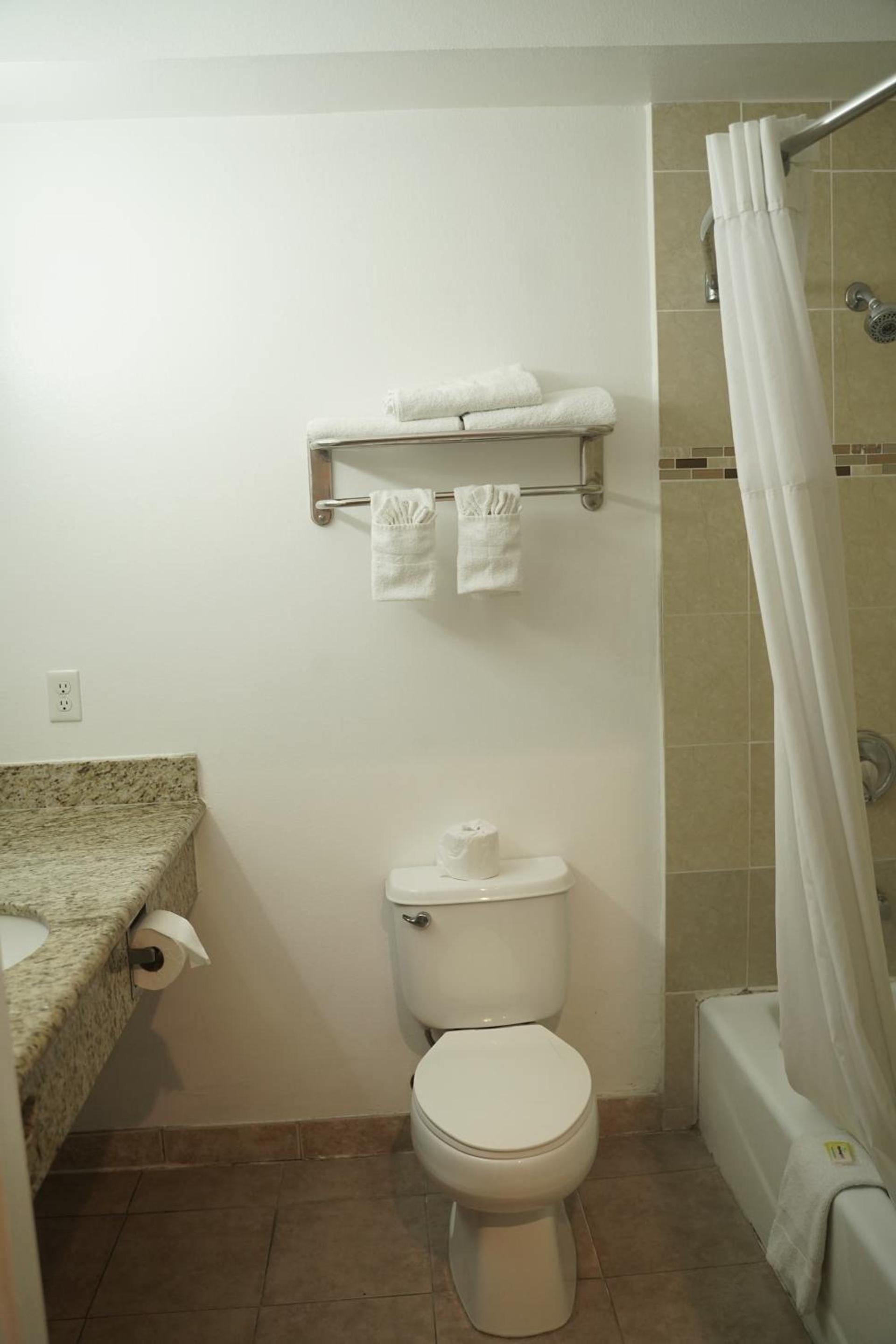 Harbor Inn & Suites photo 16