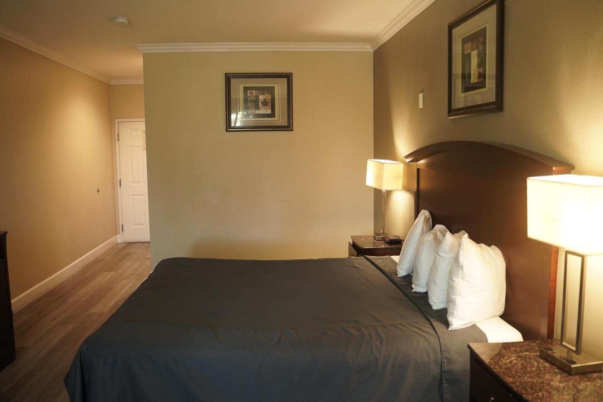 Harbor Inn & Suites photo 23