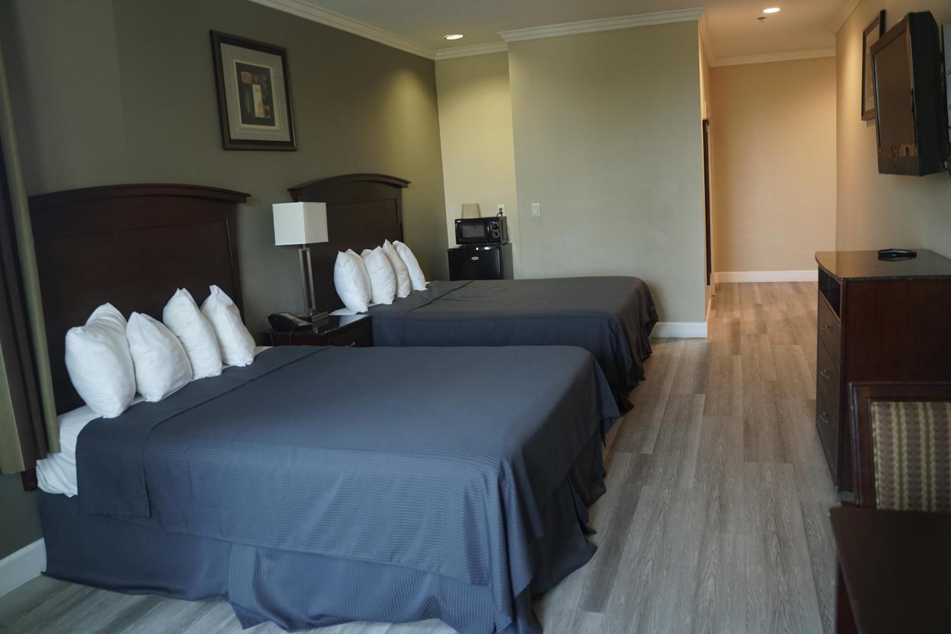 Harbor Inn & Suites photo 42
