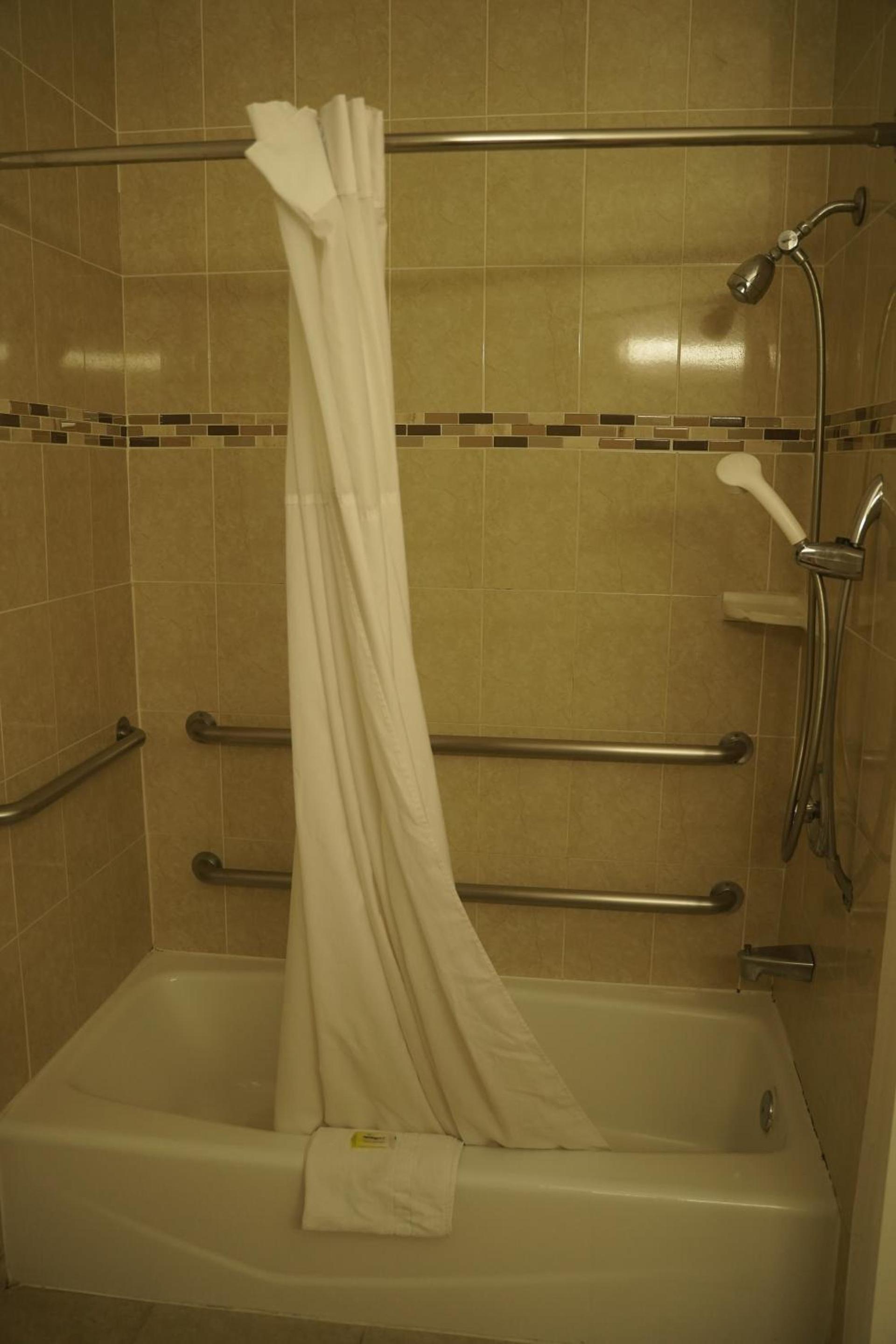 Harbor Inn & Suites photo 17