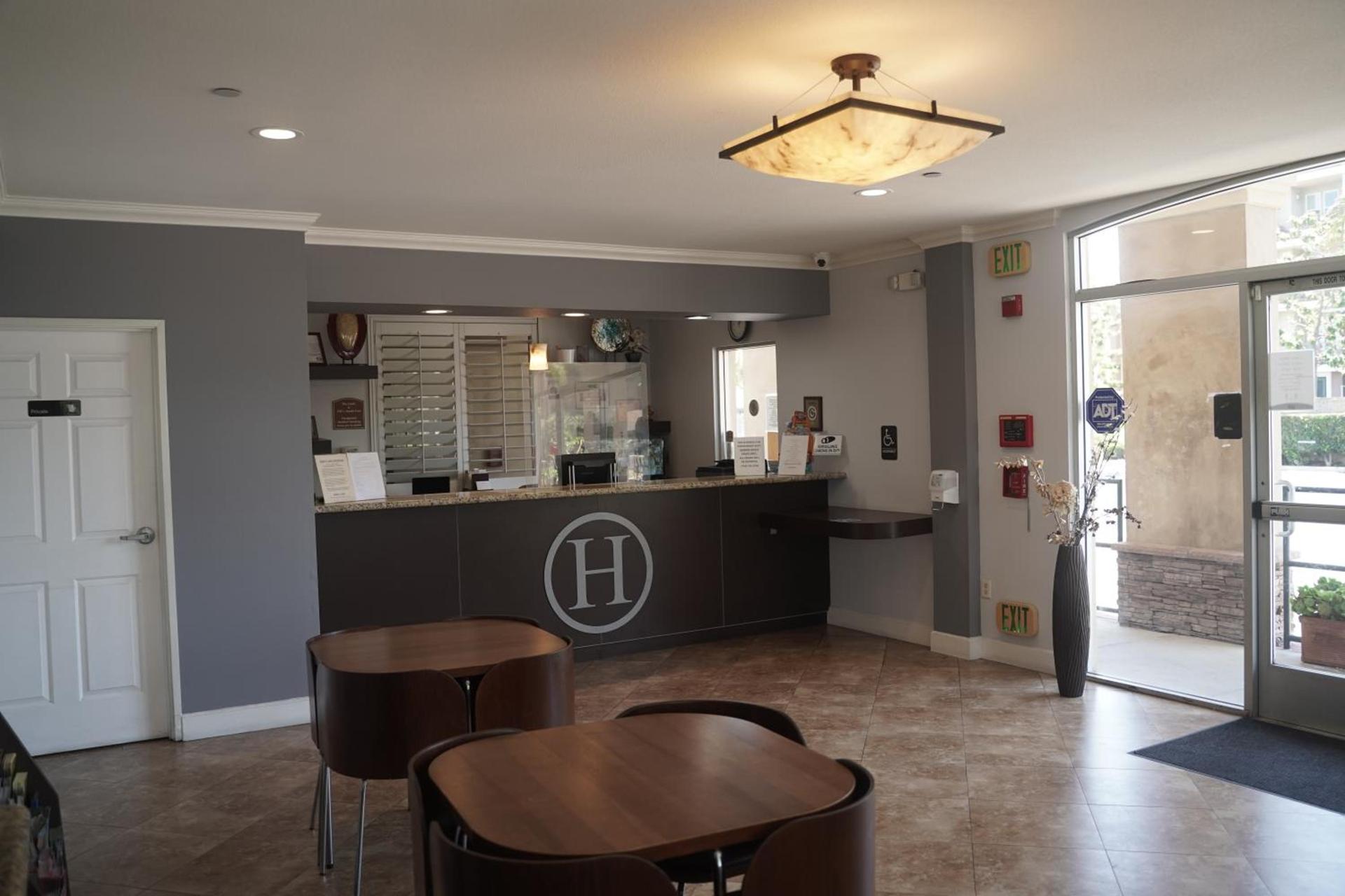 Harbor Inn & Suites photo 3