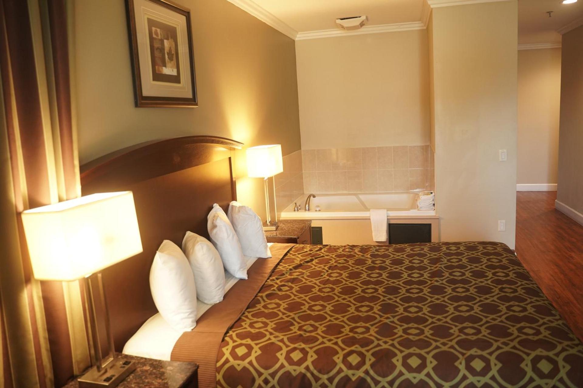 Harbor Inn & Suites photo 43
