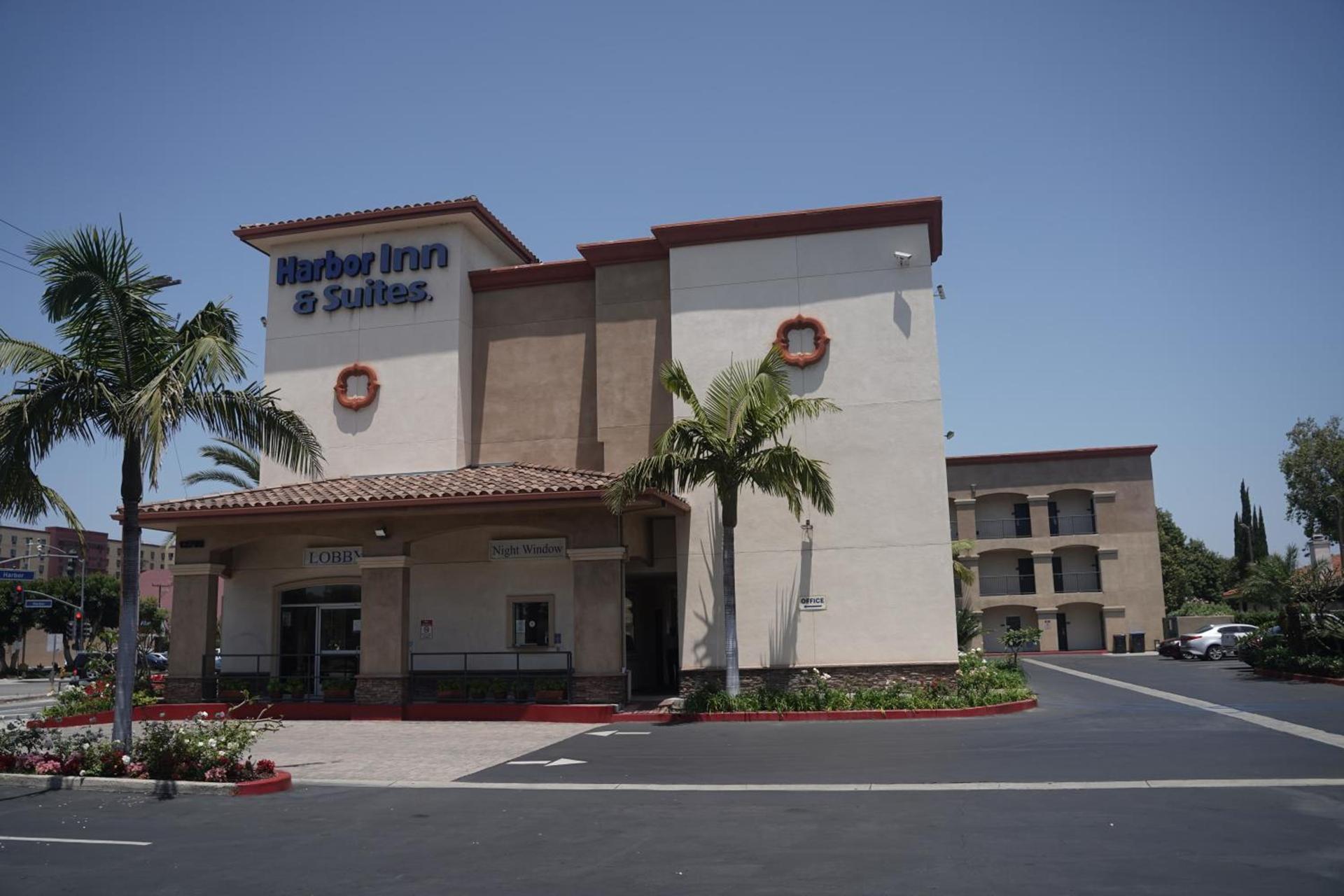 Harbor Inn & Suites photo 1