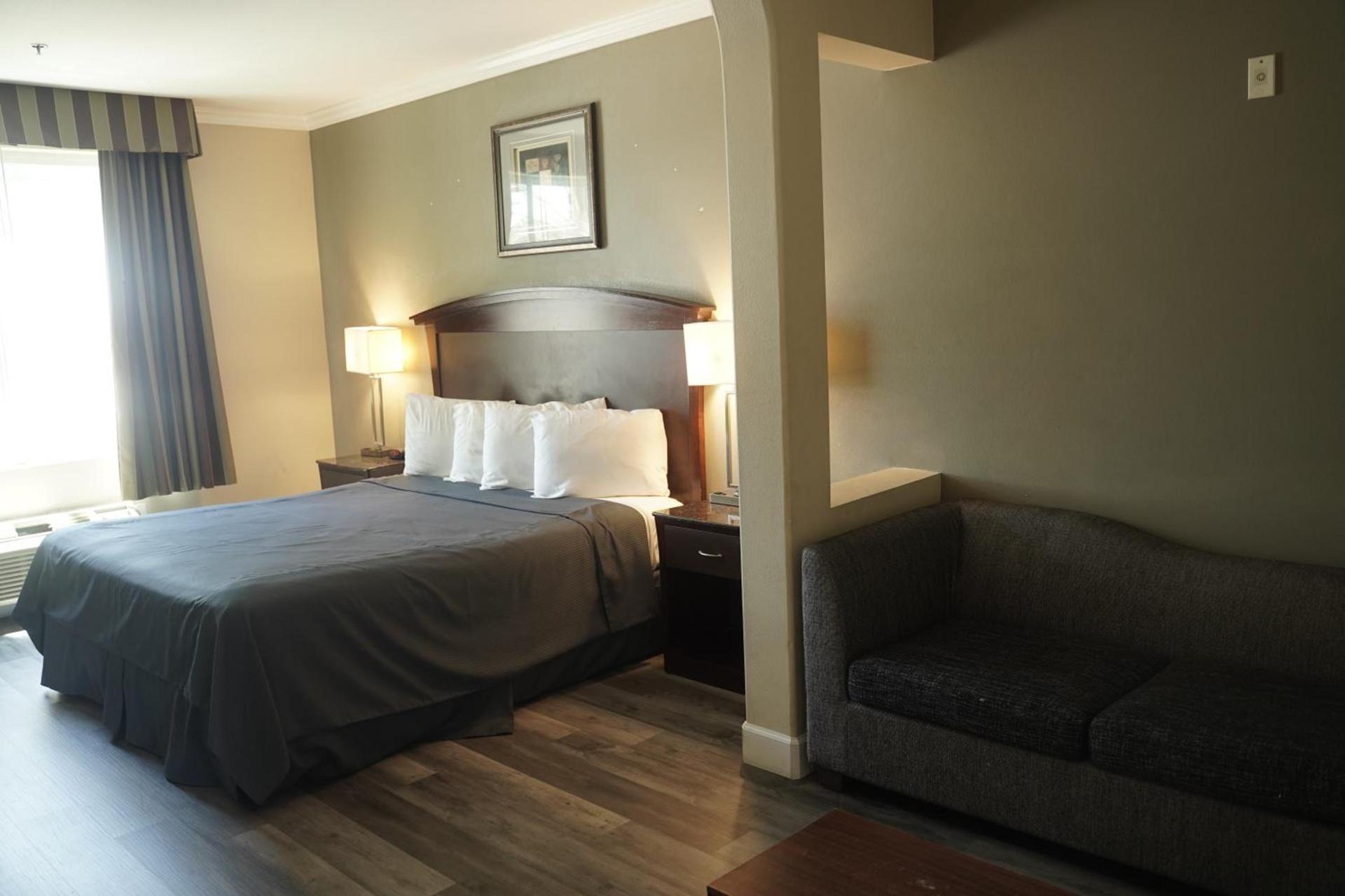 Harbor Inn & Suites photo 22
