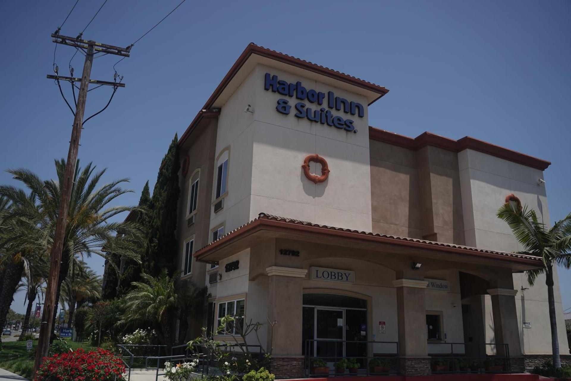 Harbor Inn & Suites photo 2