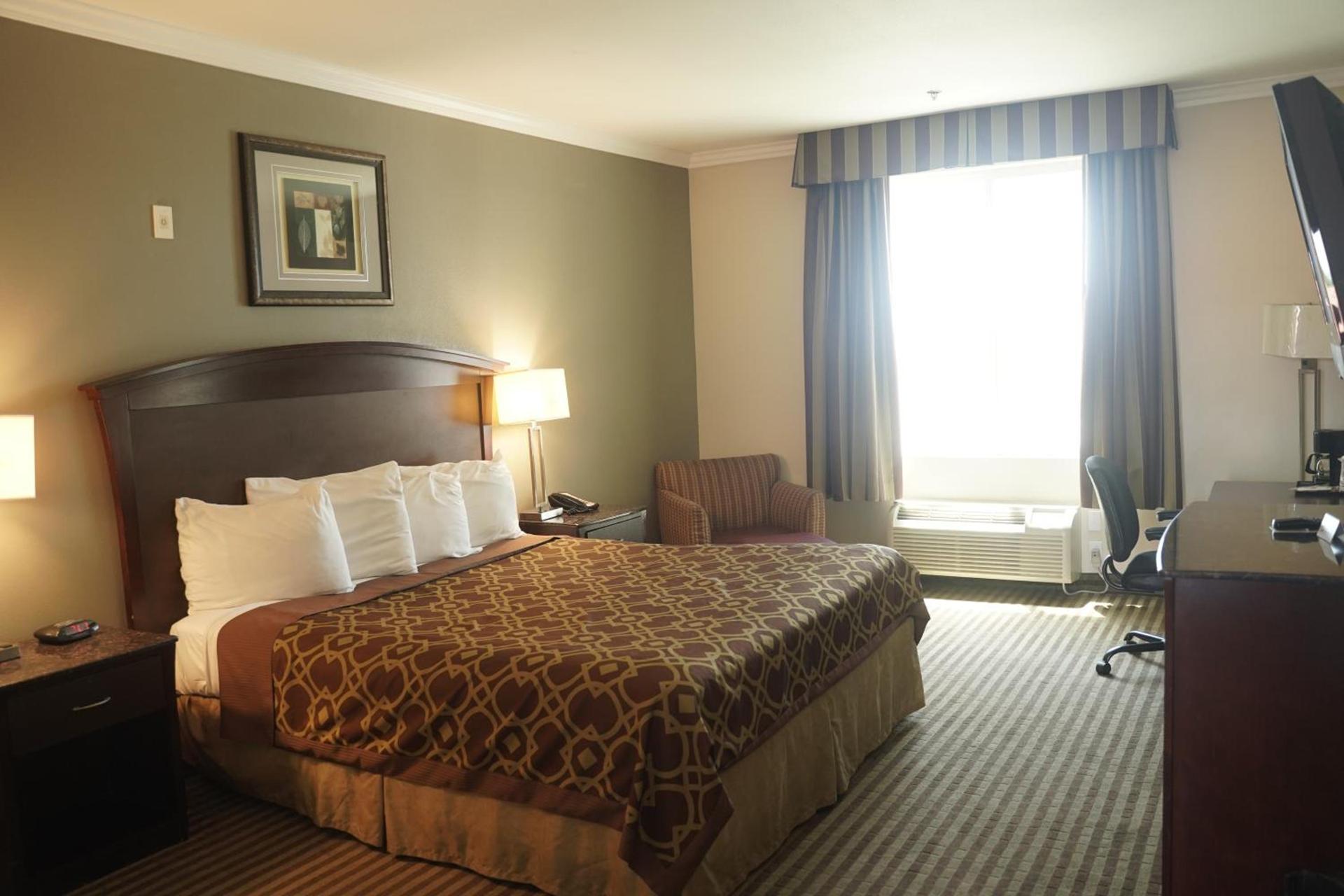 Harbor Inn & Suites photo 39