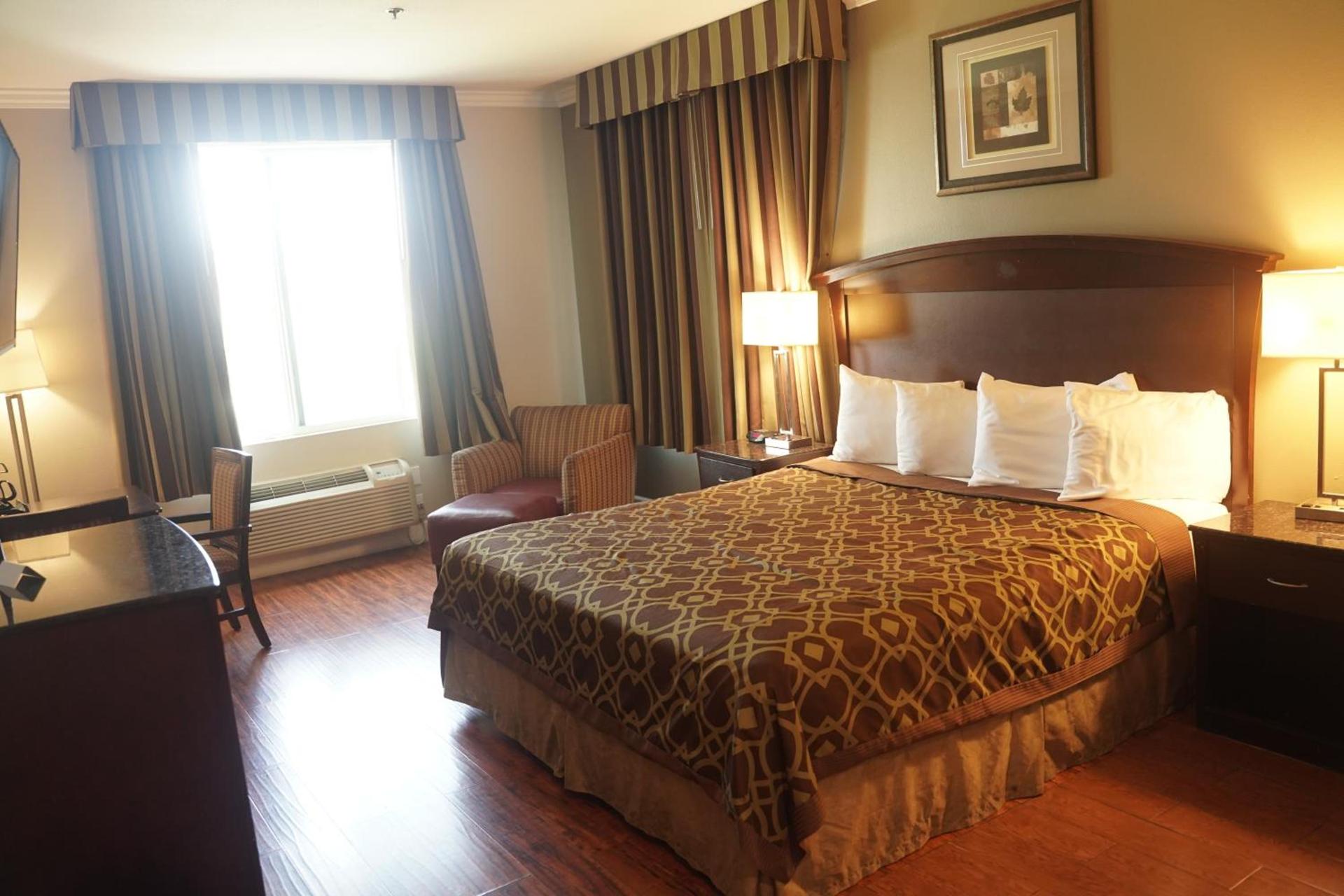 Harbor Inn & Suites photo 40