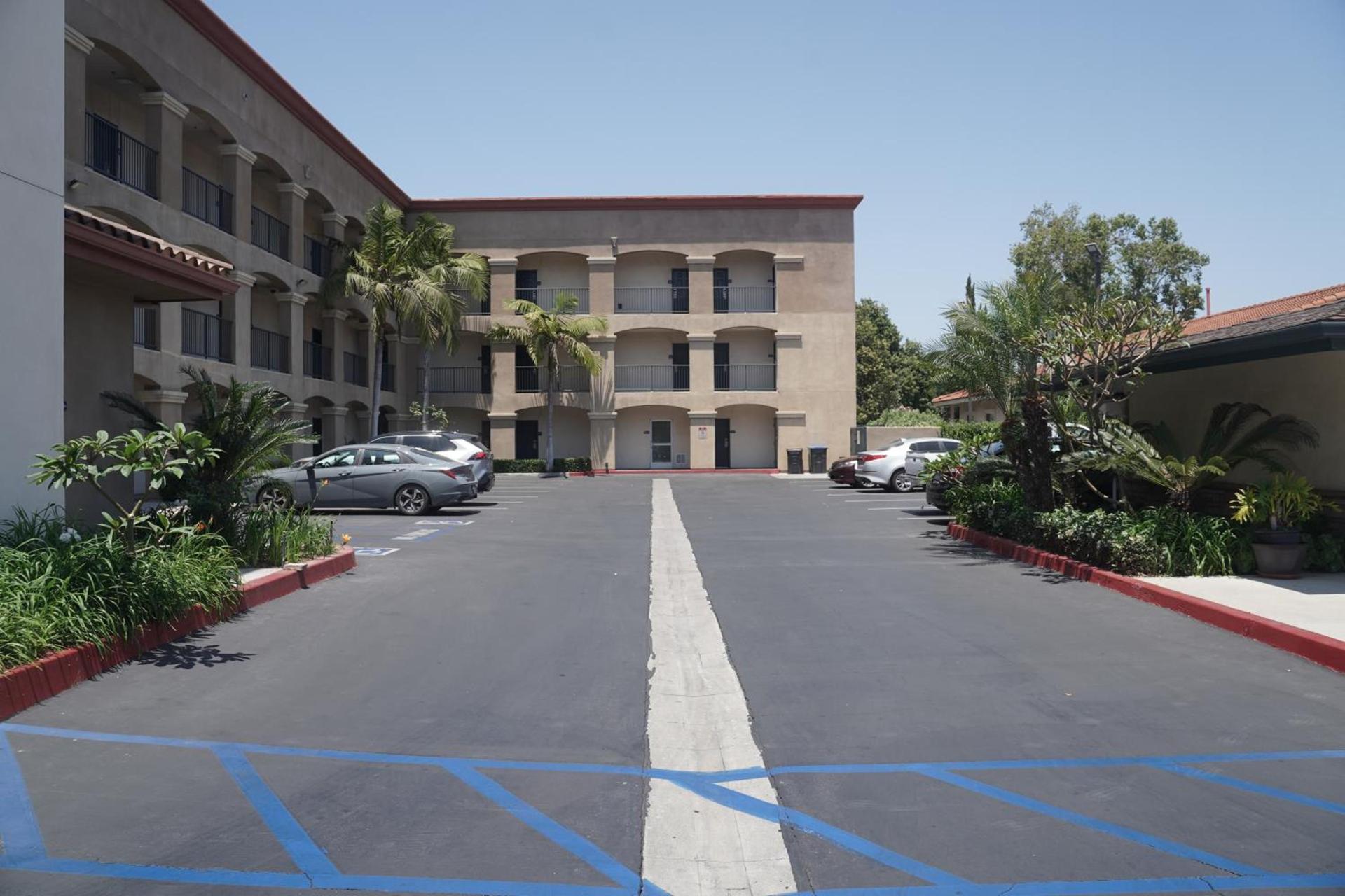 Harbor Inn & Suites photo 9