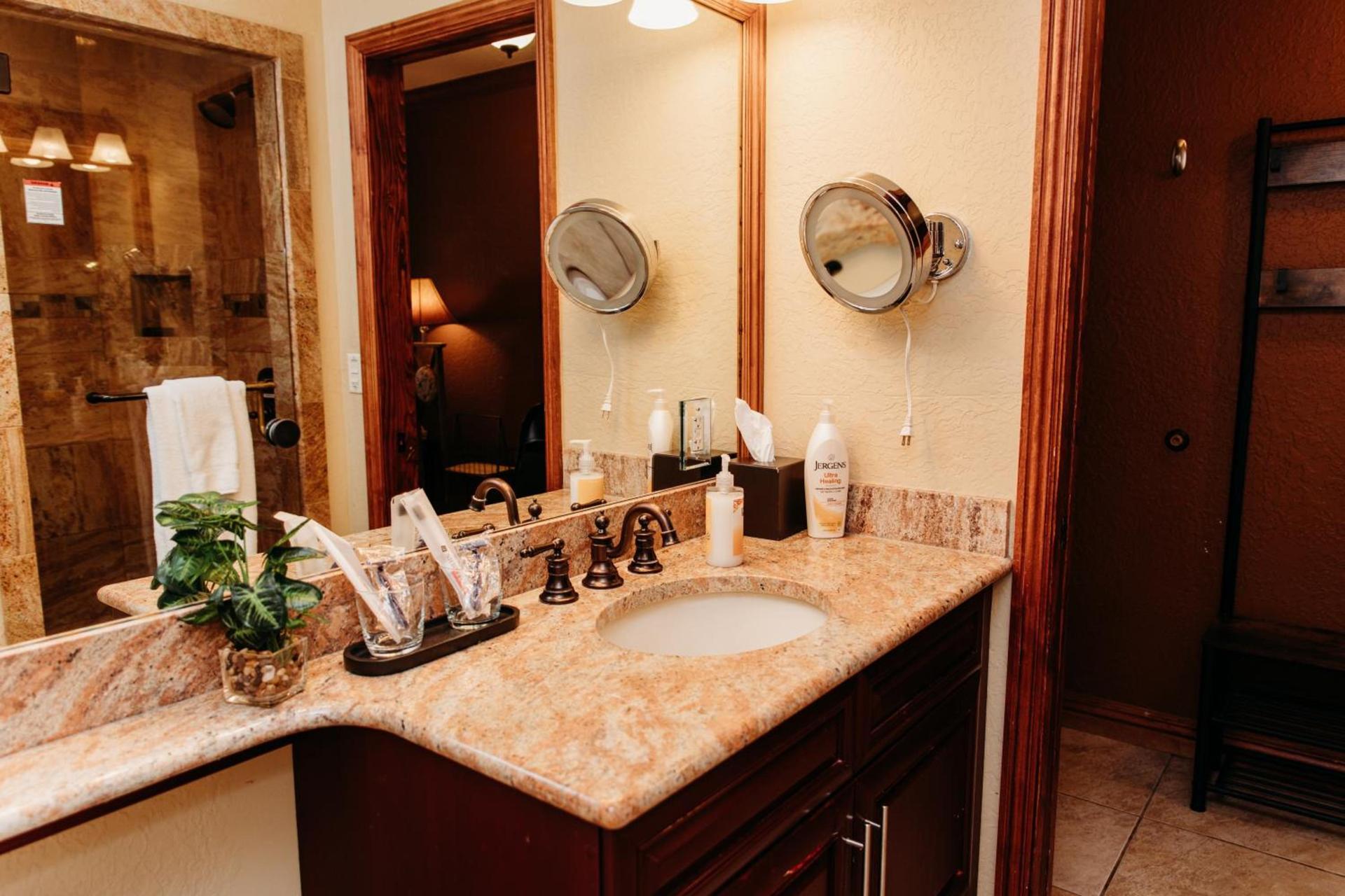 Ski-in-out, Canyons, Westgate, King, Hot Tub, Pools, Pancake Mix and Syrup, Breakfast Beverage Bar photo 11