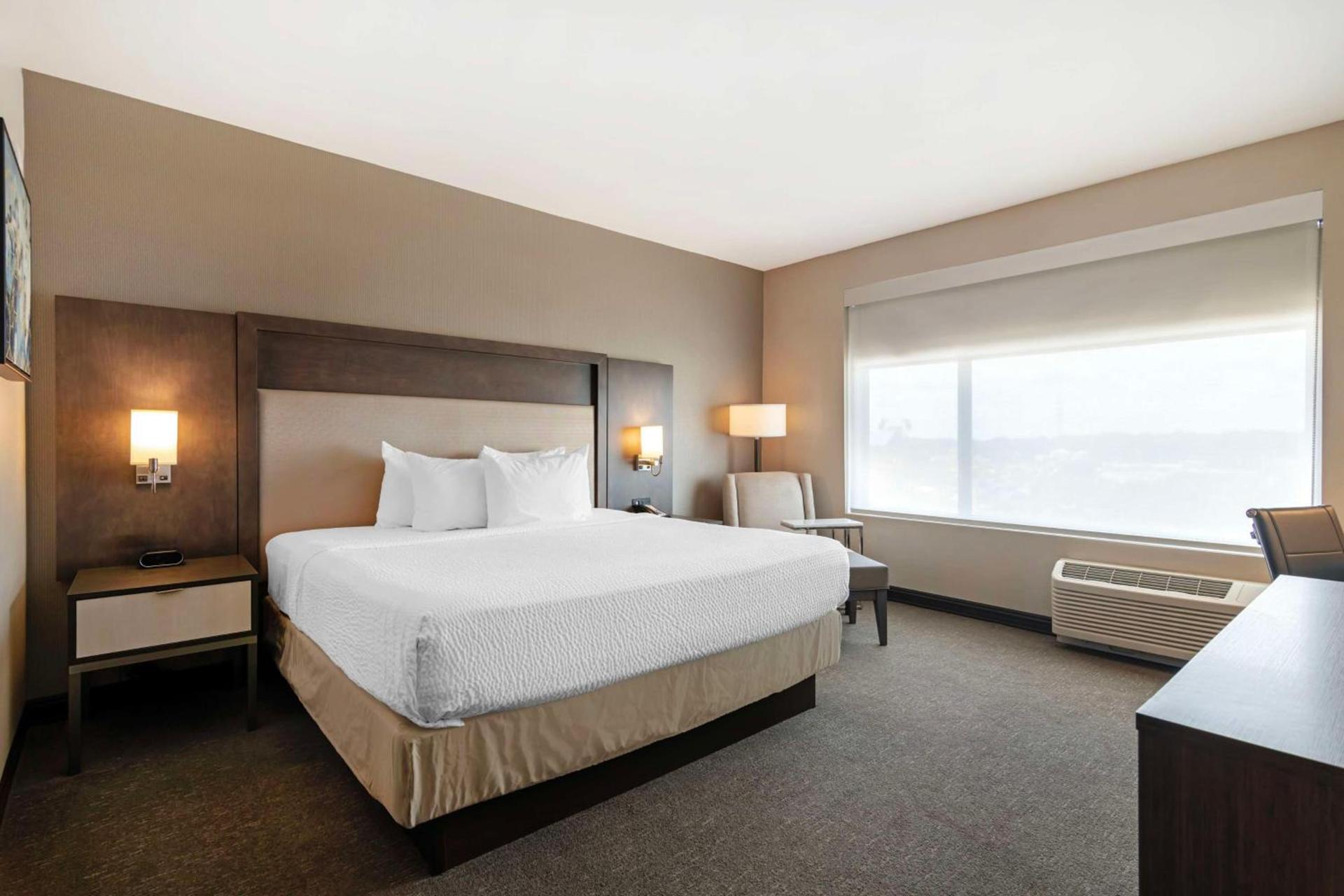 Best Western Plus Executive Residency Rigby's Water World Hotel photo 2