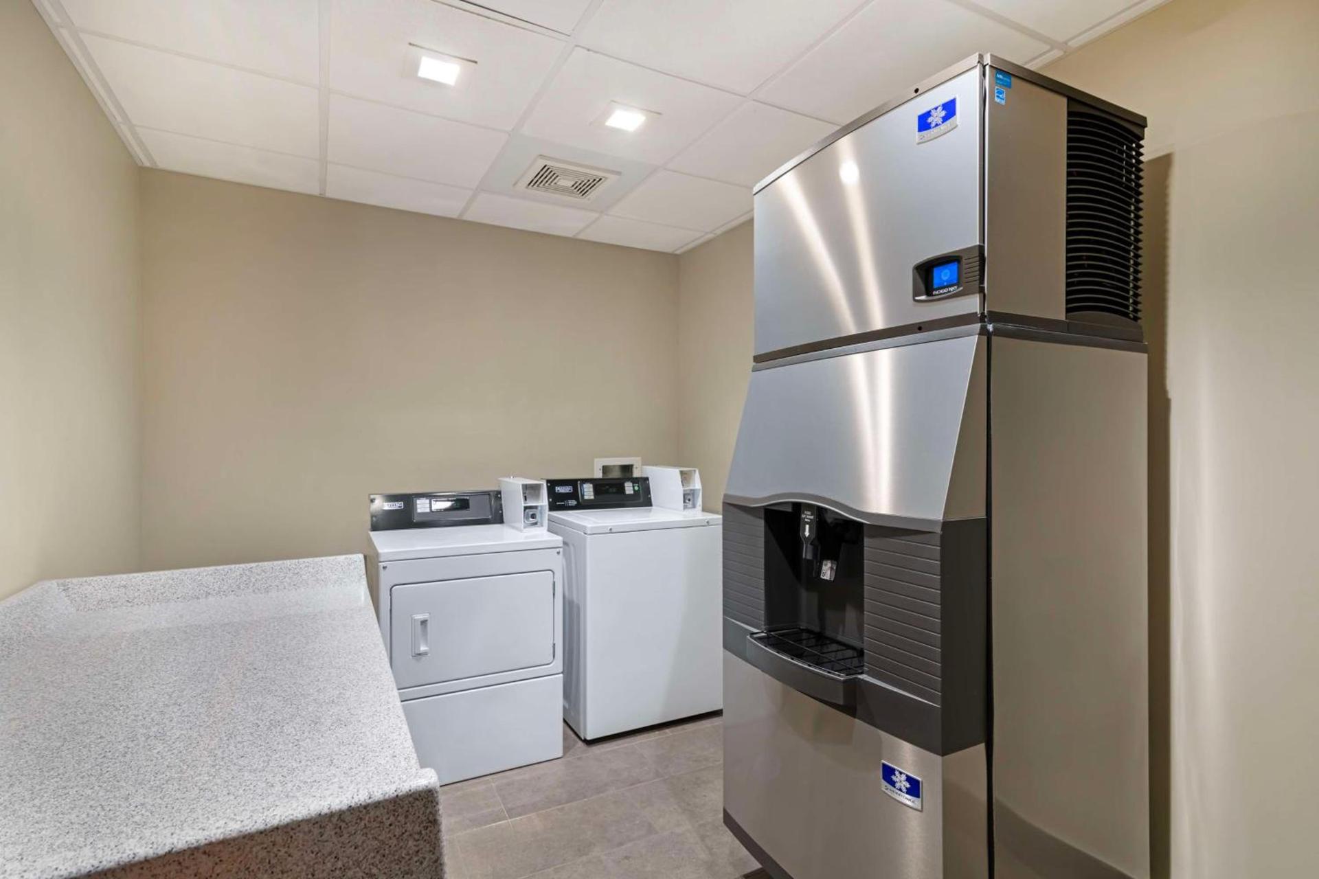 Best Western Plus Executive Residency Rigby's Water World Hotel photo 32