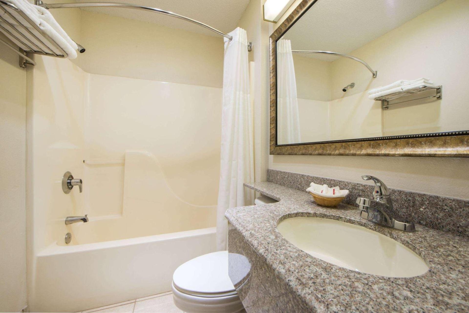 Microtel Inn & Suites by Wyndham Tulsa - Catoosa Route 66 photo 4