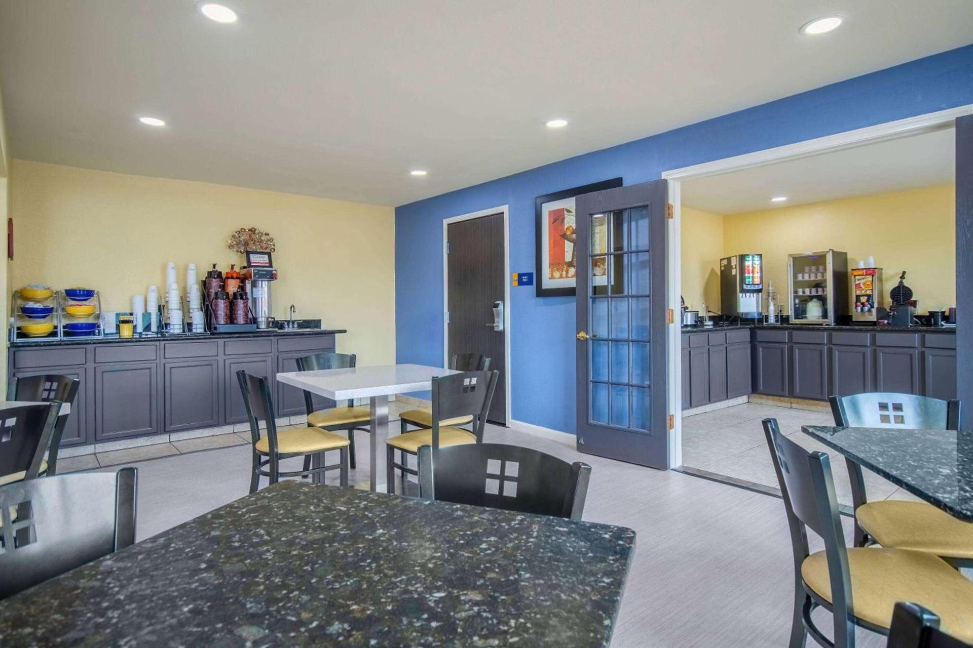 Days Inn & Suites by Wyndham Waterloo photo 8