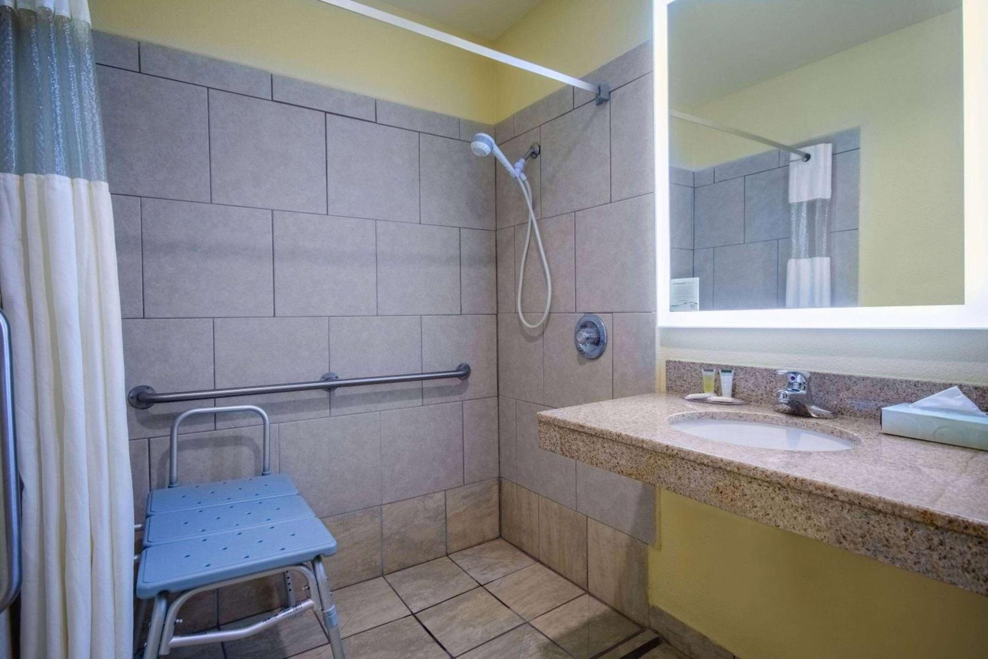 Days Inn & Suites by Wyndham Waterloo photo 10