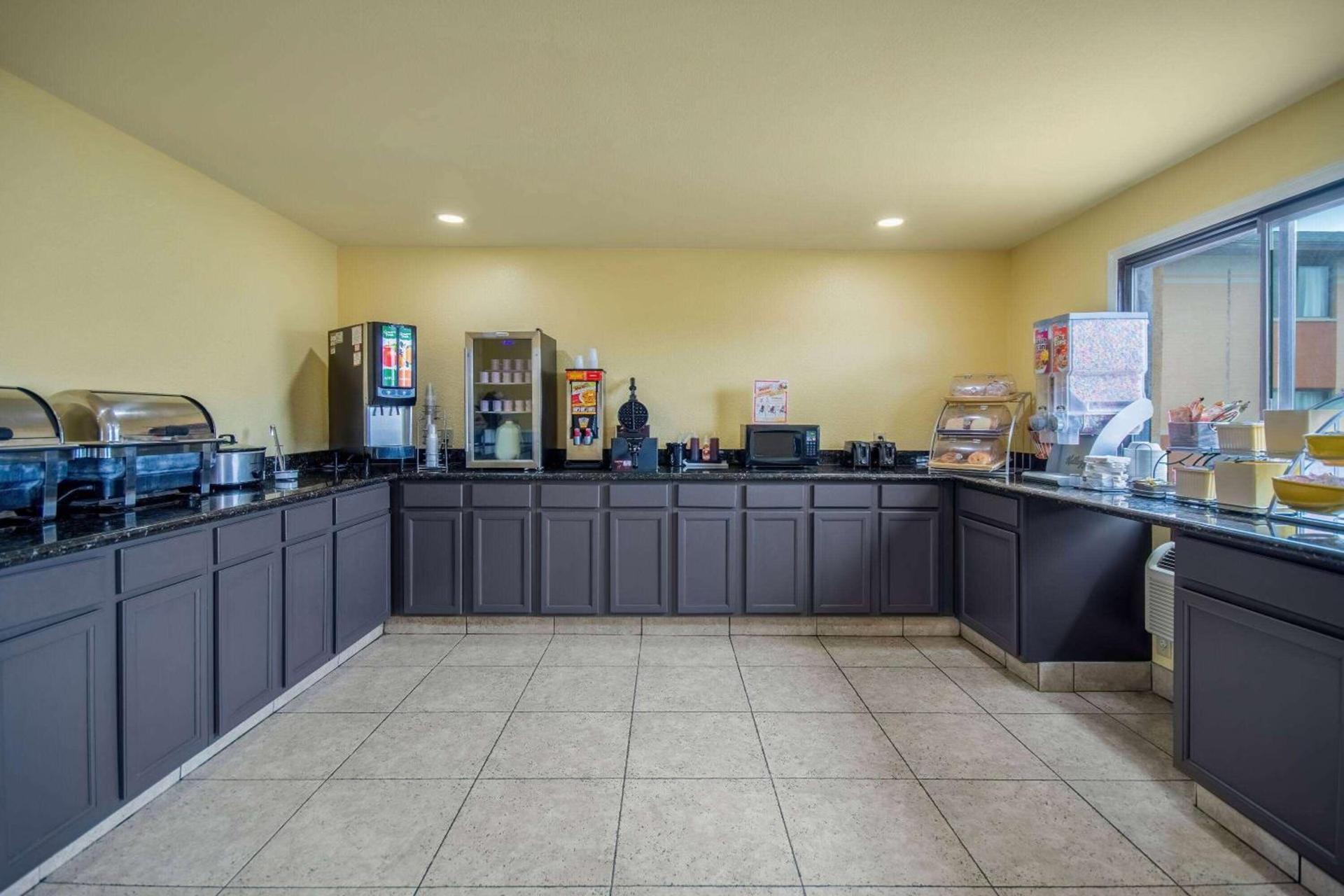 Days Inn & Suites by Wyndham Waterloo photo 55