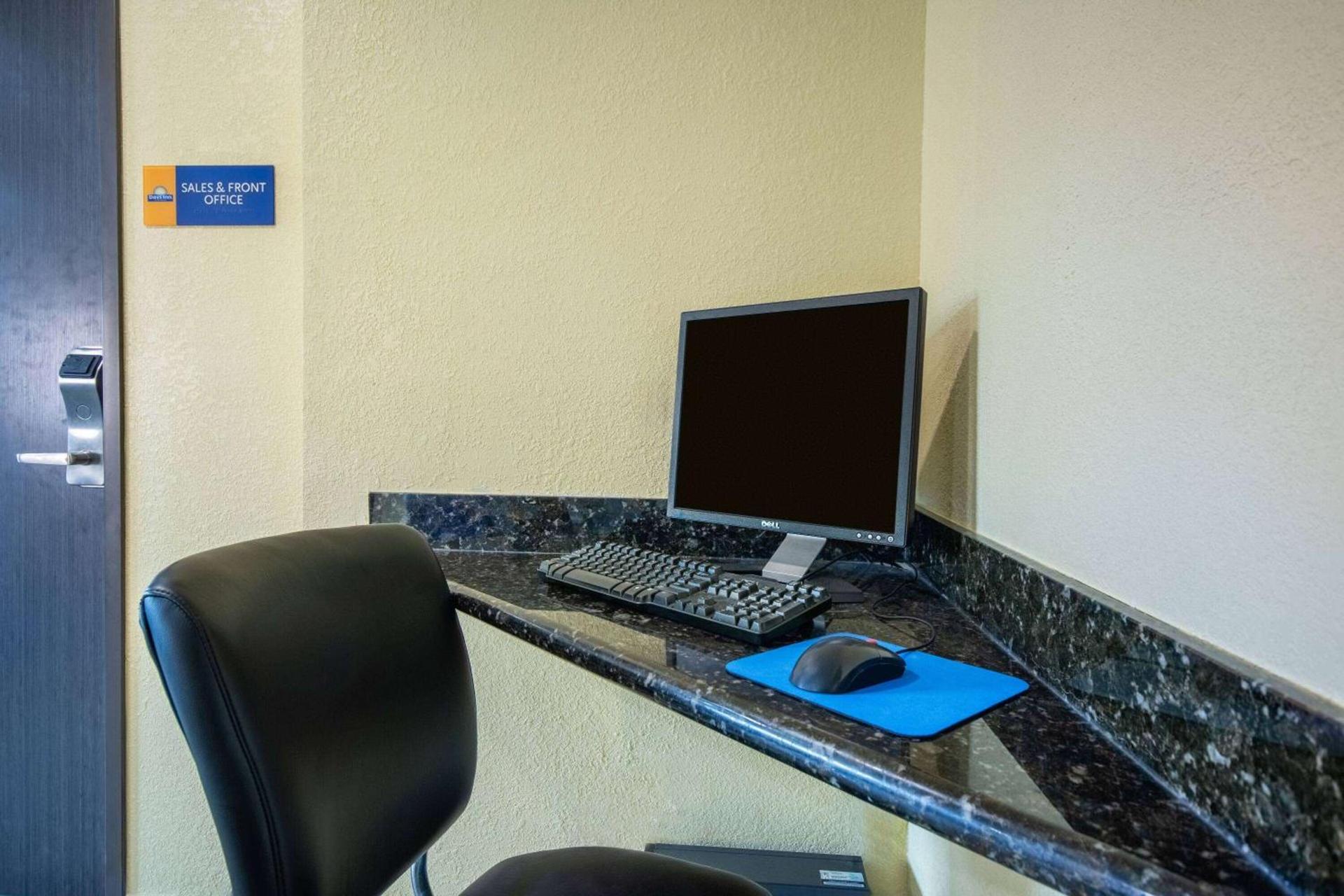 Days Inn & Suites by Wyndham Waterloo photo 39