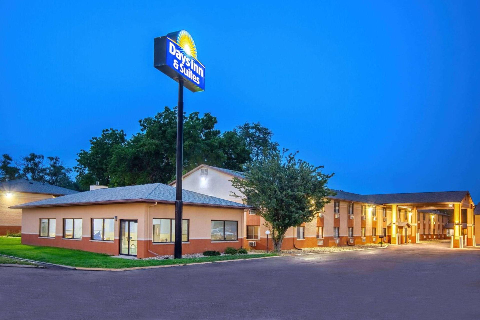 Days Inn & Suites by Wyndham Waterloo photo 2
