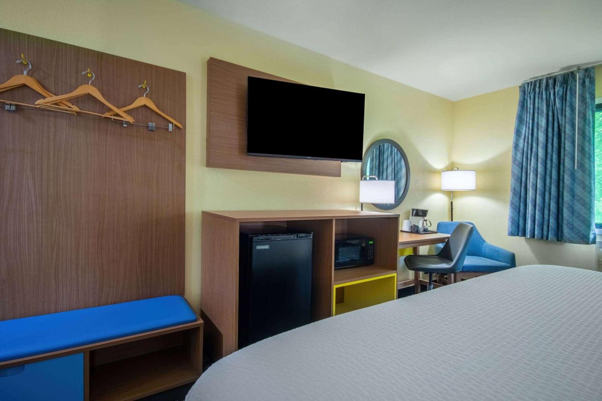 Days Inn & Suites by Wyndham Waterloo photo 13