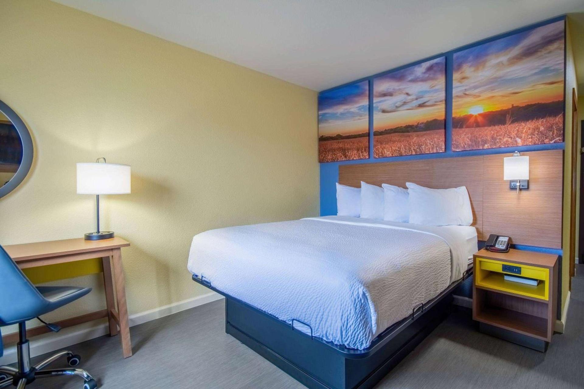 Days Inn & Suites by Wyndham Waterloo photo 16