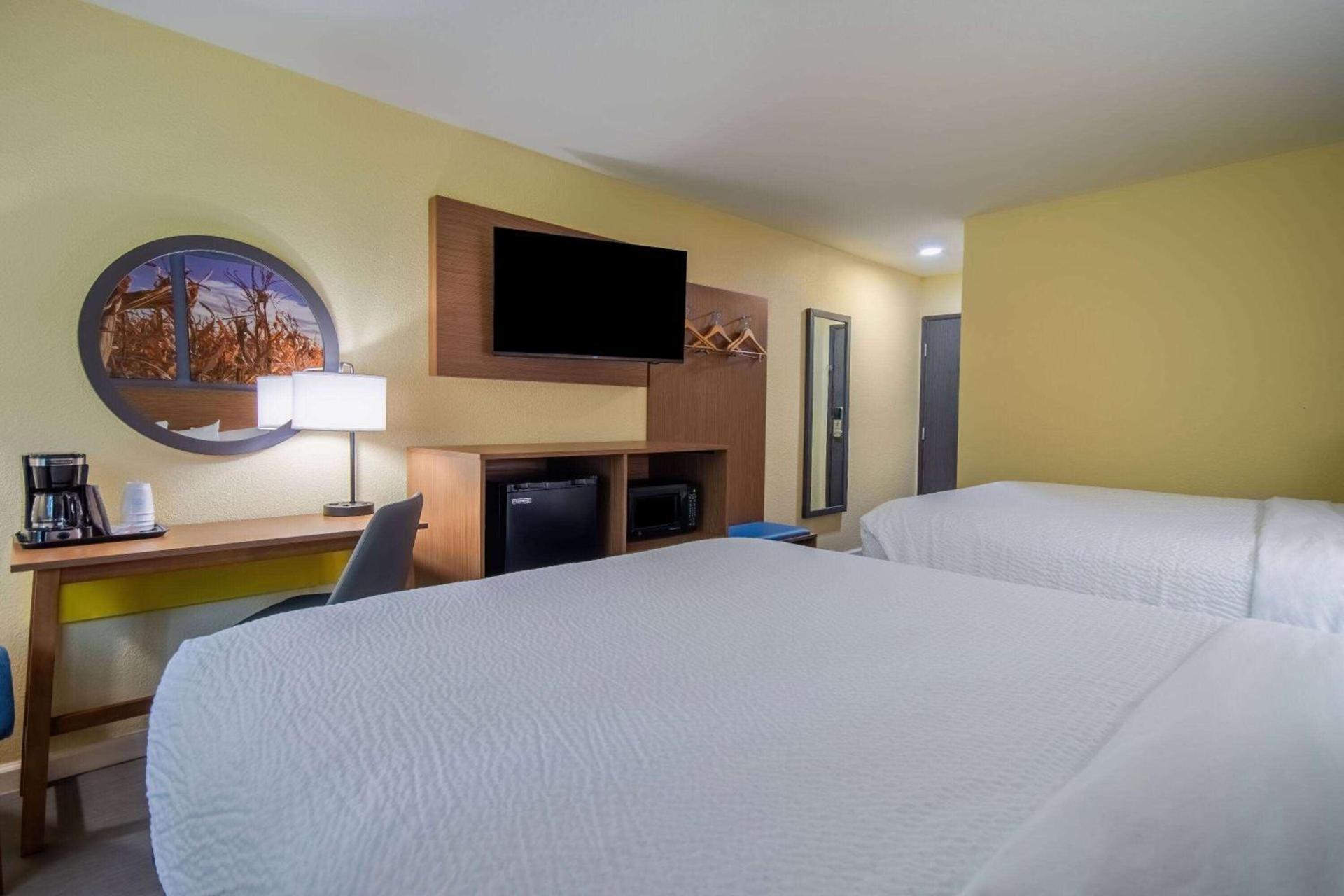 Days Inn & Suites by Wyndham Waterloo photo 17