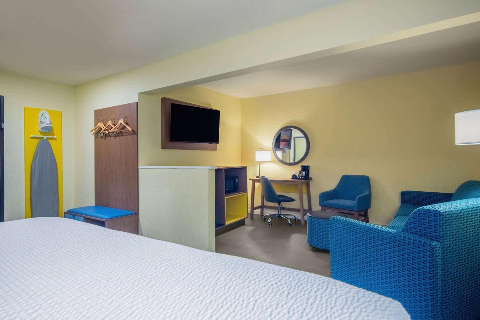 Days Inn & Suites by Wyndham Waterloo photo 18