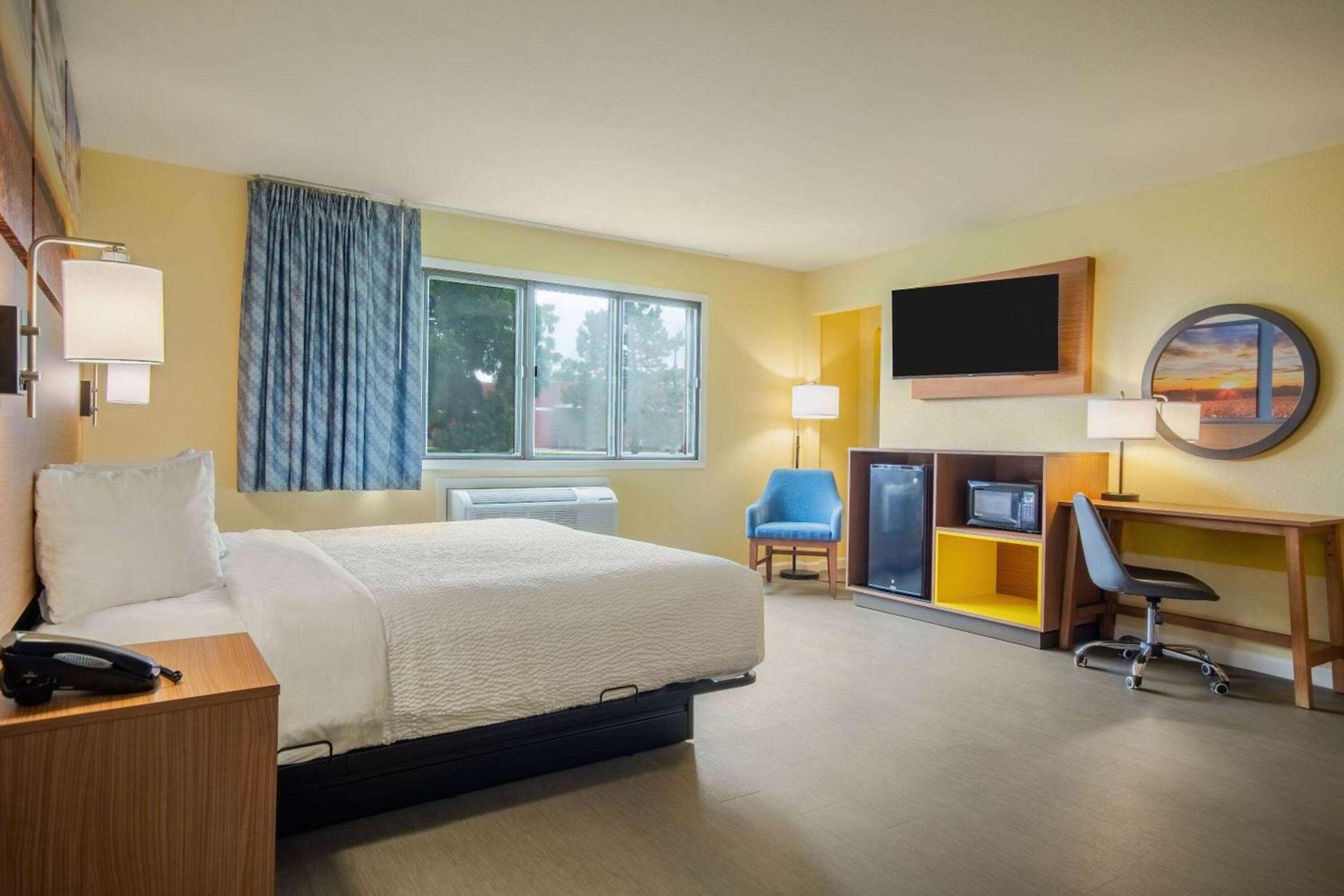 Days Inn & Suites by Wyndham Waterloo photo 20