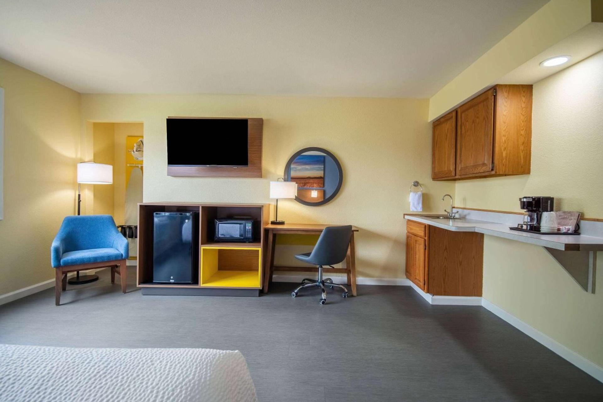 Days Inn & Suites by Wyndham Waterloo photo 23