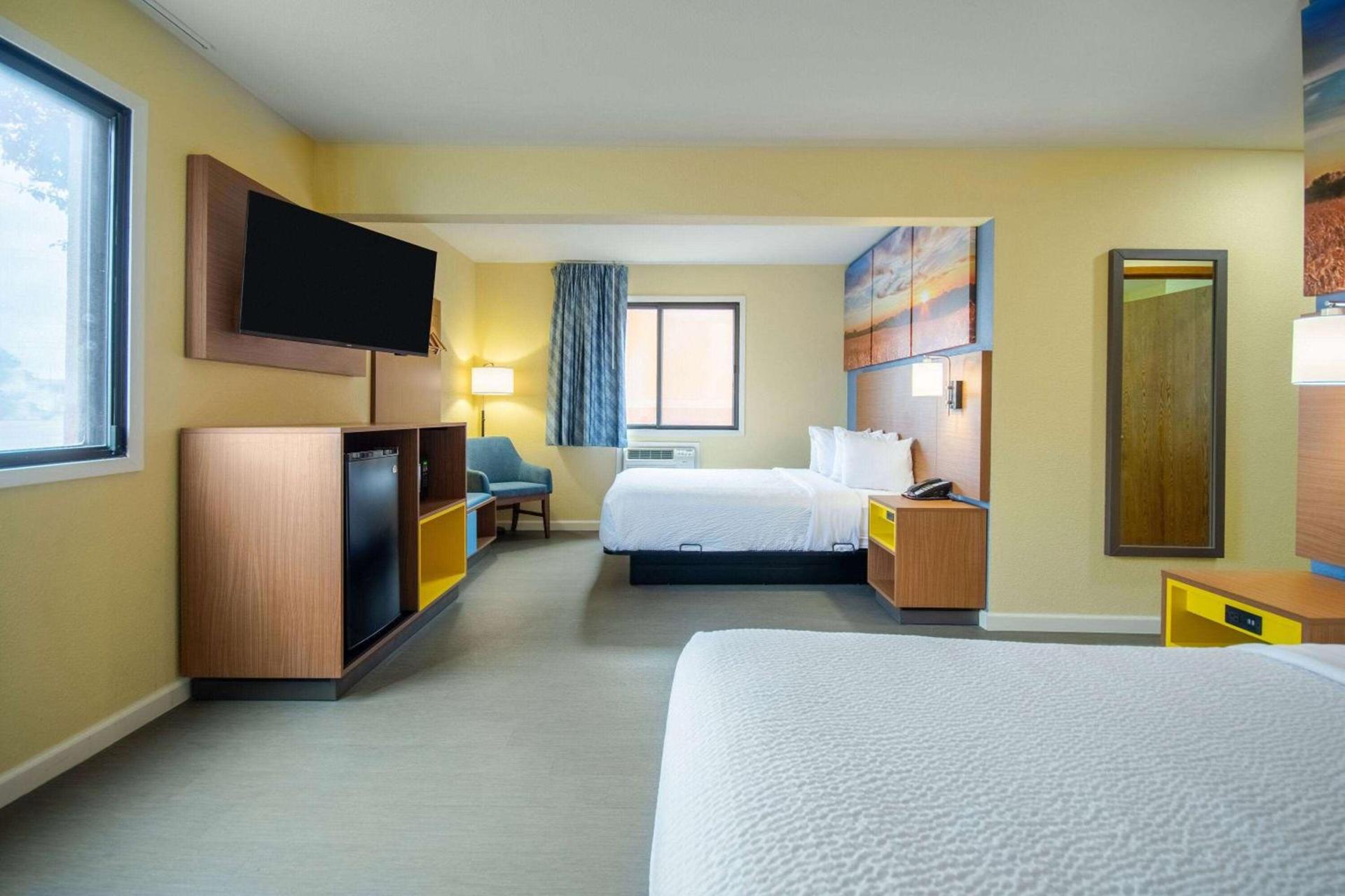 Days Inn & Suites by Wyndham Waterloo photo 22