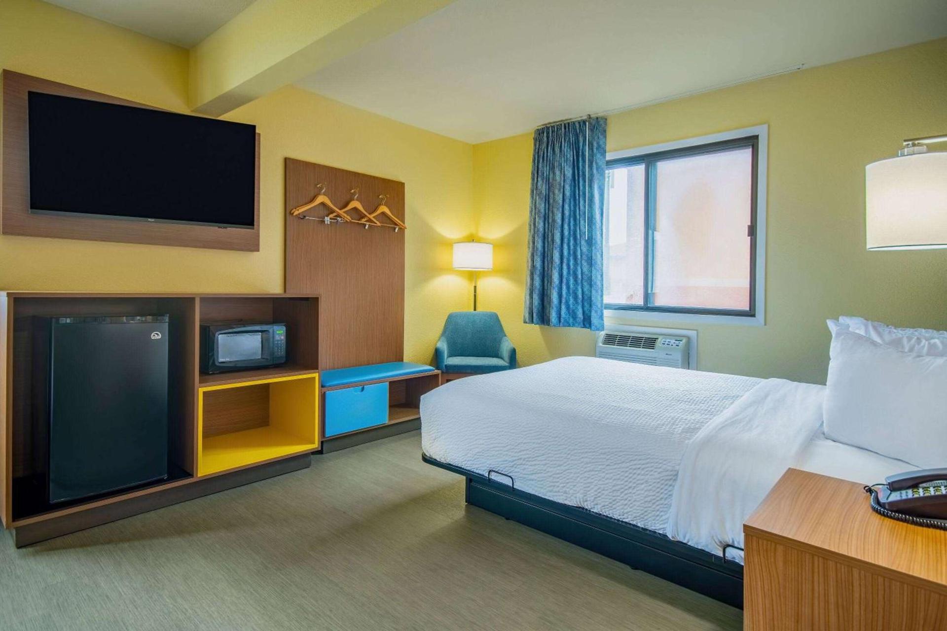 Days Inn & Suites by Wyndham Waterloo photo 24
