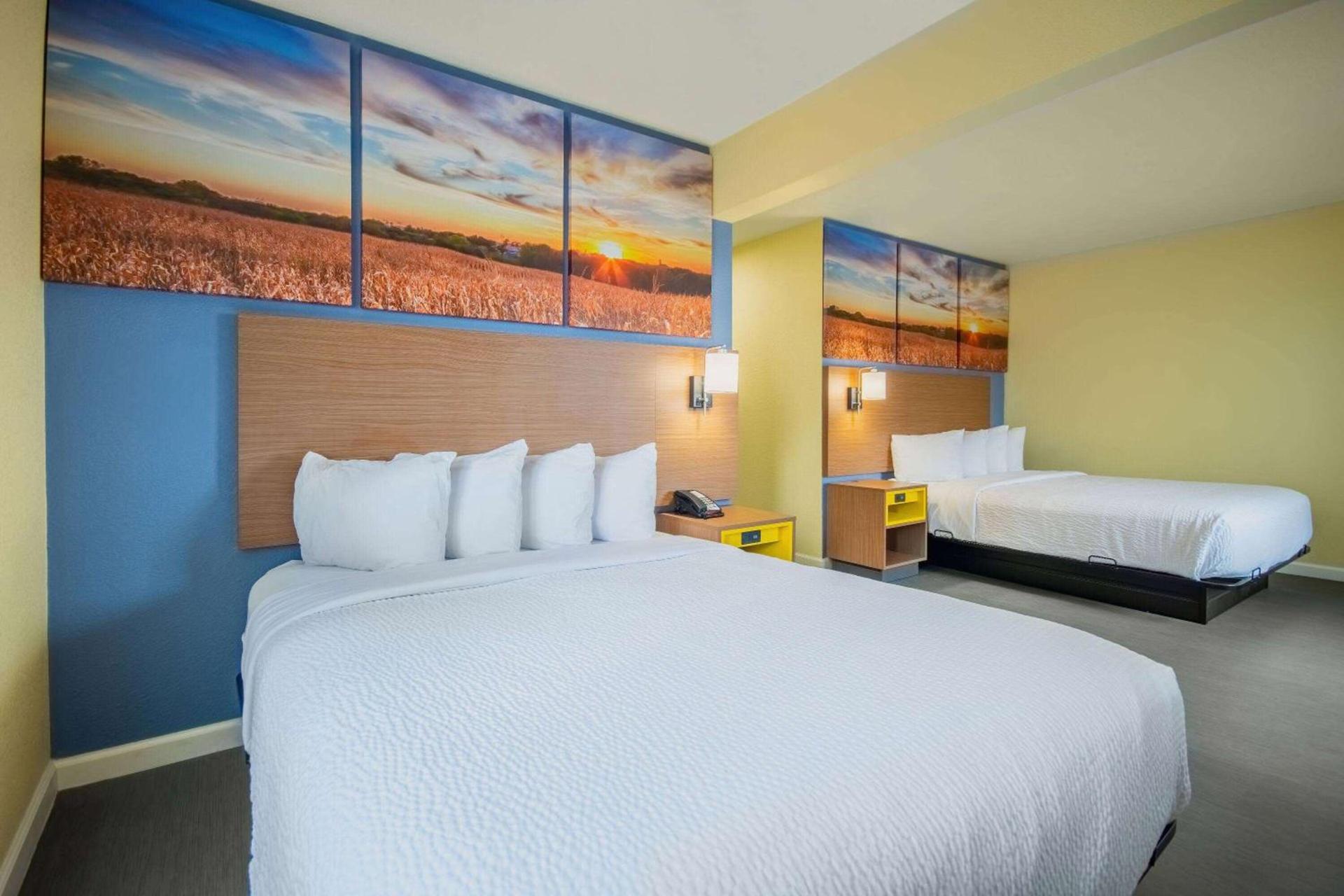Days Inn & Suites by Wyndham Waterloo photo 26