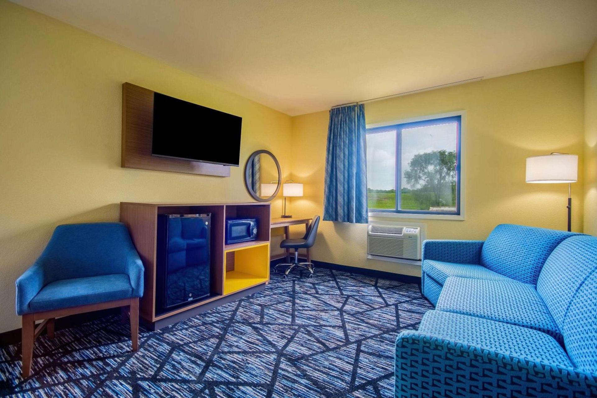 Days Inn & Suites by Wyndham Waterloo photo 27