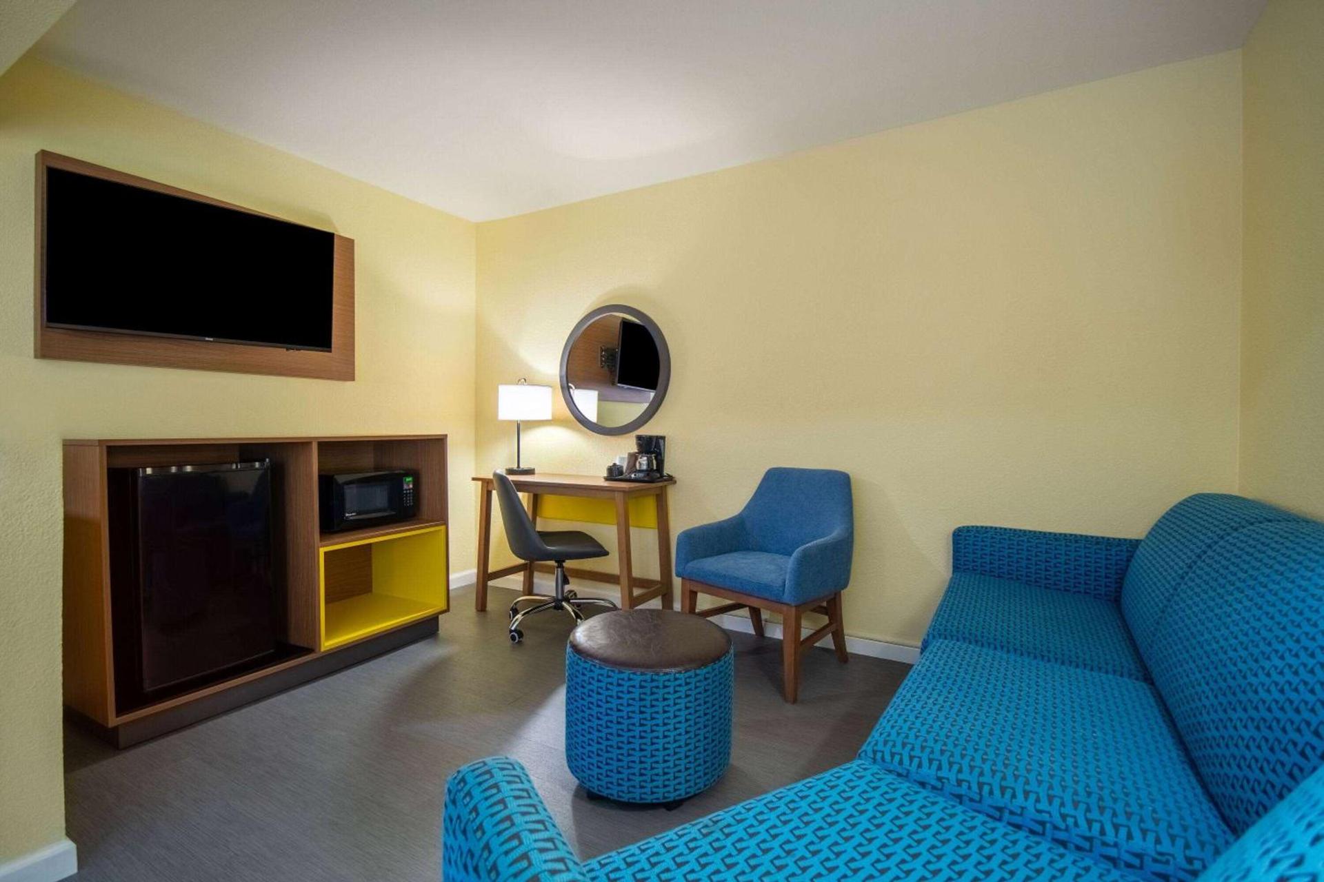 Days Inn & Suites by Wyndham Waterloo photo 28