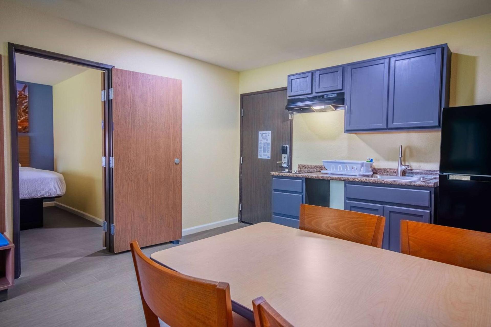 Days Inn & Suites by Wyndham Waterloo photo 34