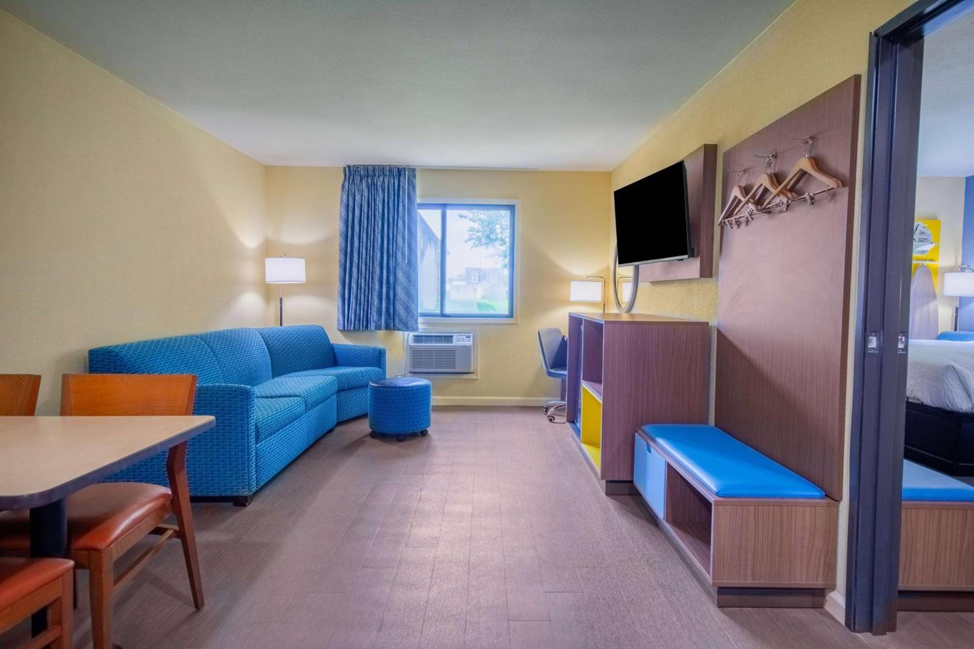 Days Inn & Suites by Wyndham Waterloo photo 31
