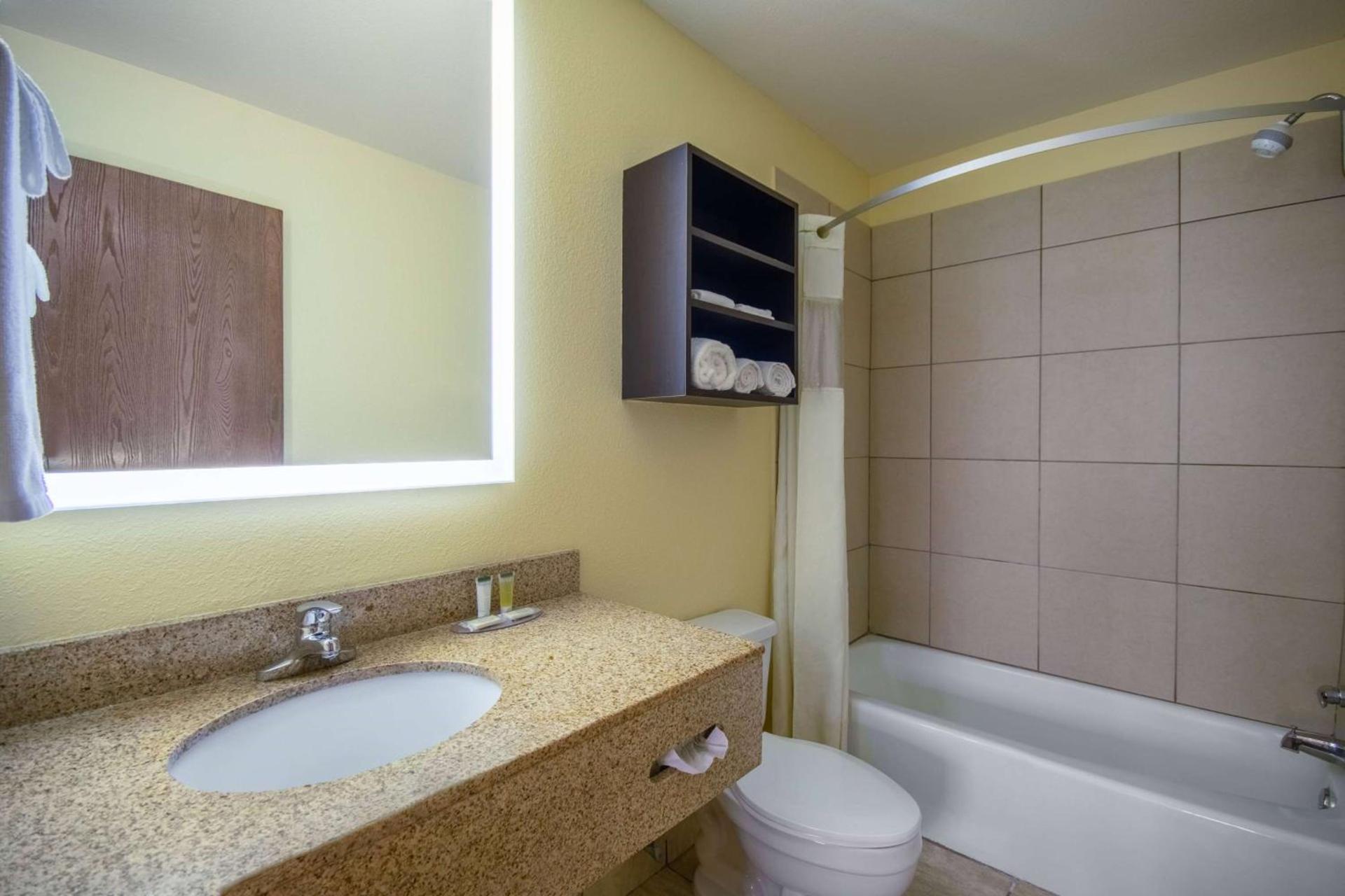 Days Inn & Suites by Wyndham Waterloo photo 35