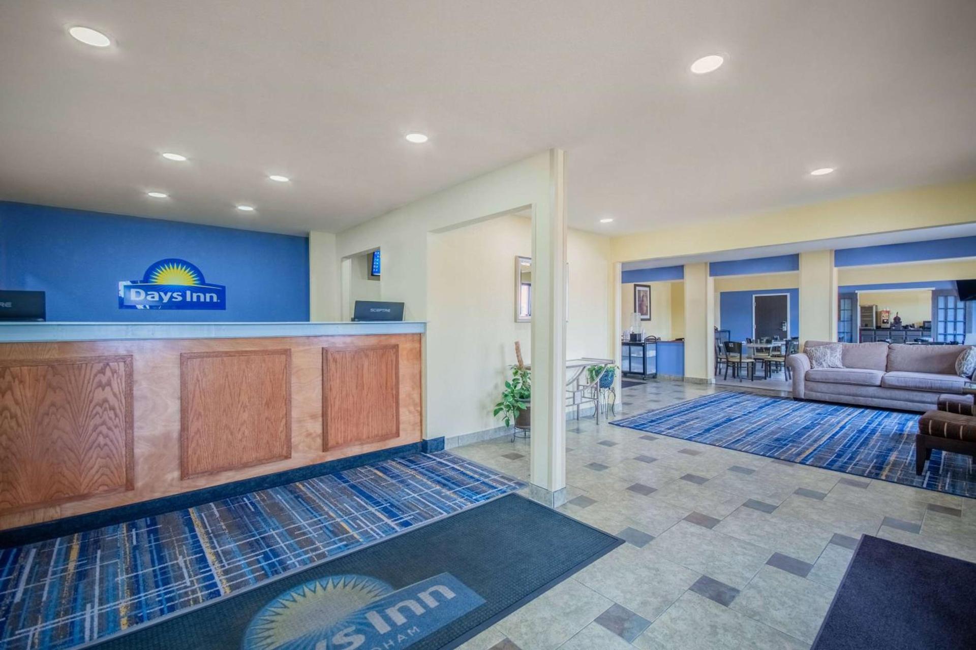 Days Inn & Suites by Wyndham Waterloo photo 4