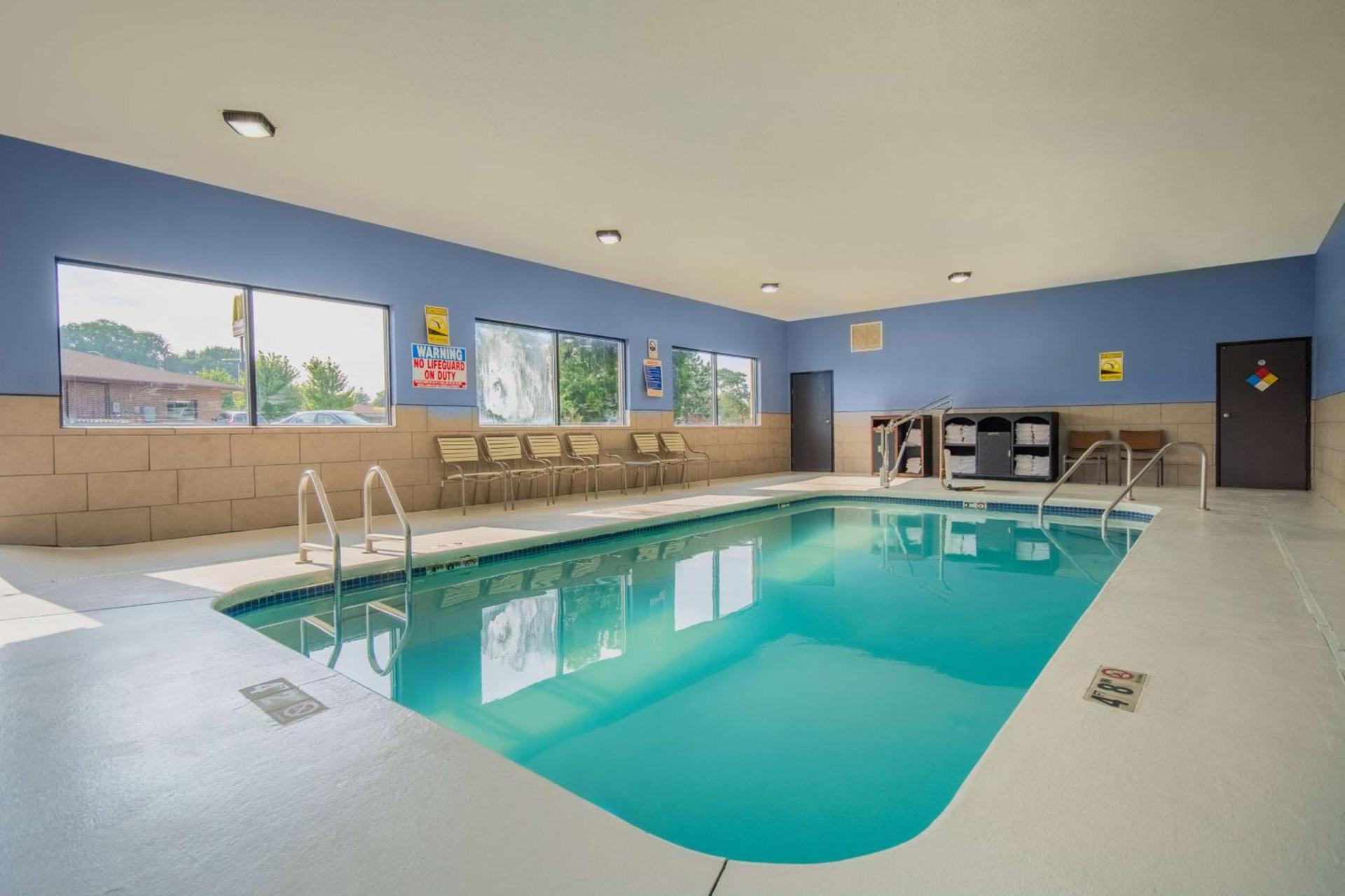 Days Inn & Suites by Wyndham Waterloo photo 7