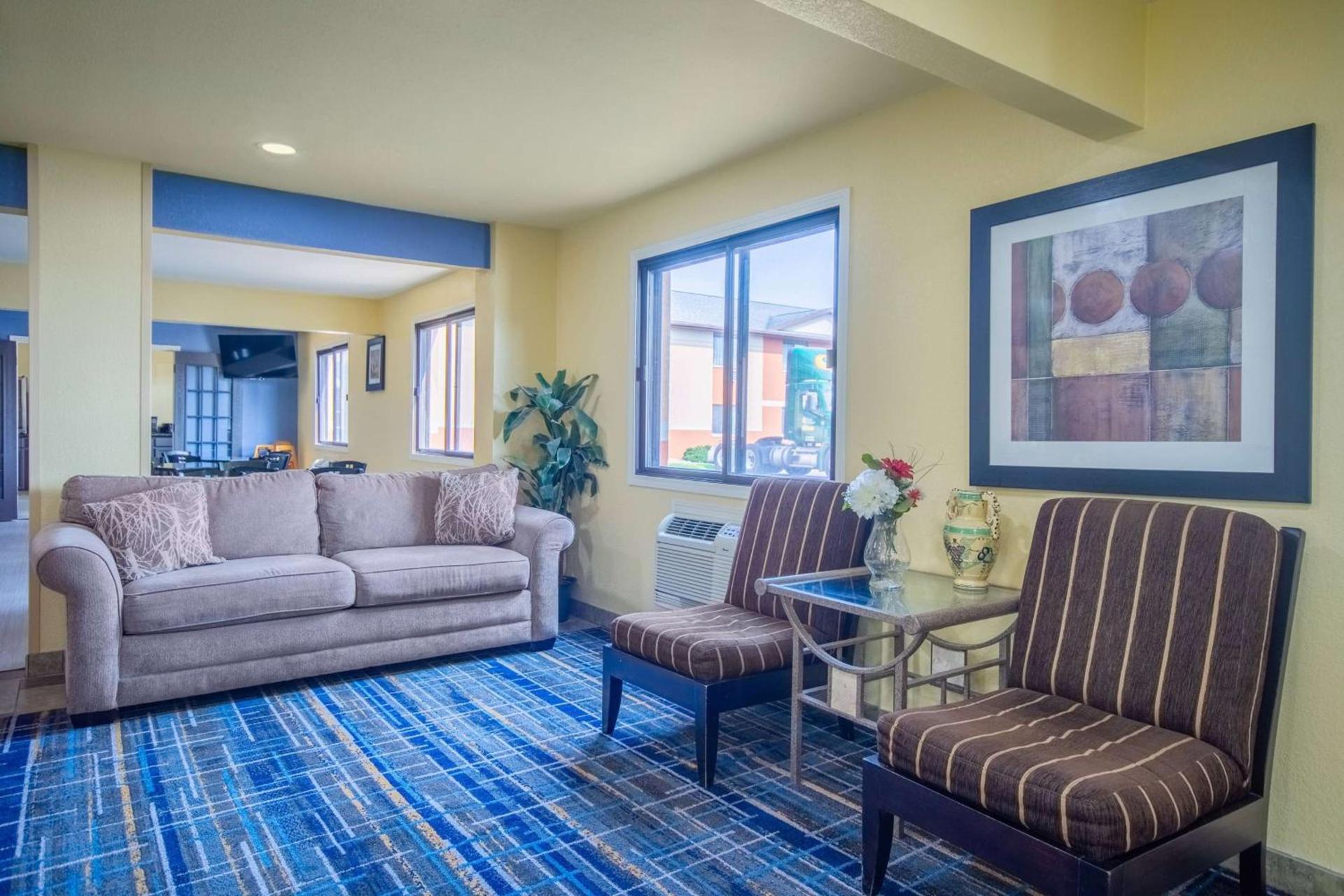 Days Inn & Suites by Wyndham Waterloo photo 5