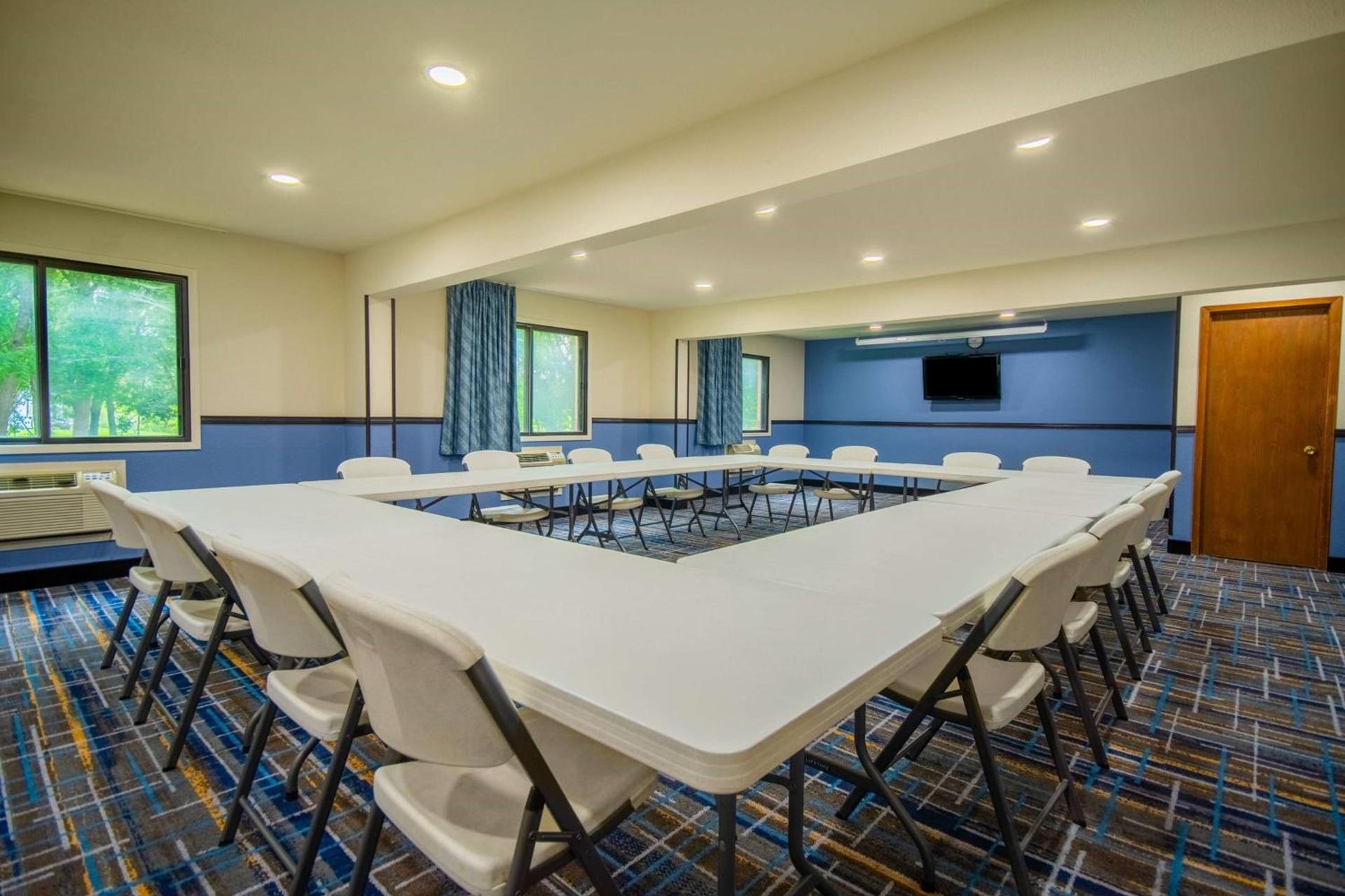 Days Inn & Suites by Wyndham Waterloo photo 37