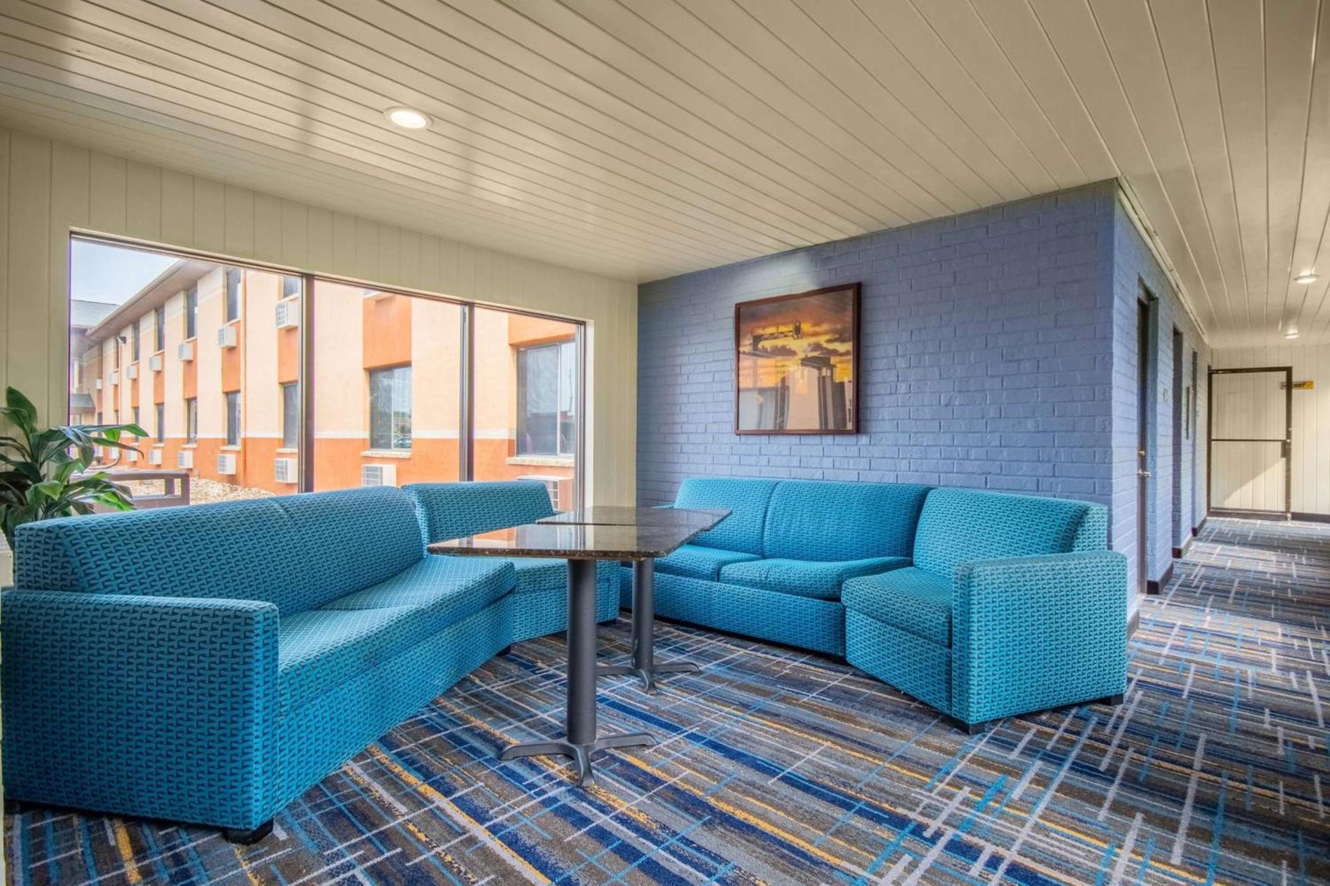Days Inn & Suites by Wyndham Waterloo photo 6