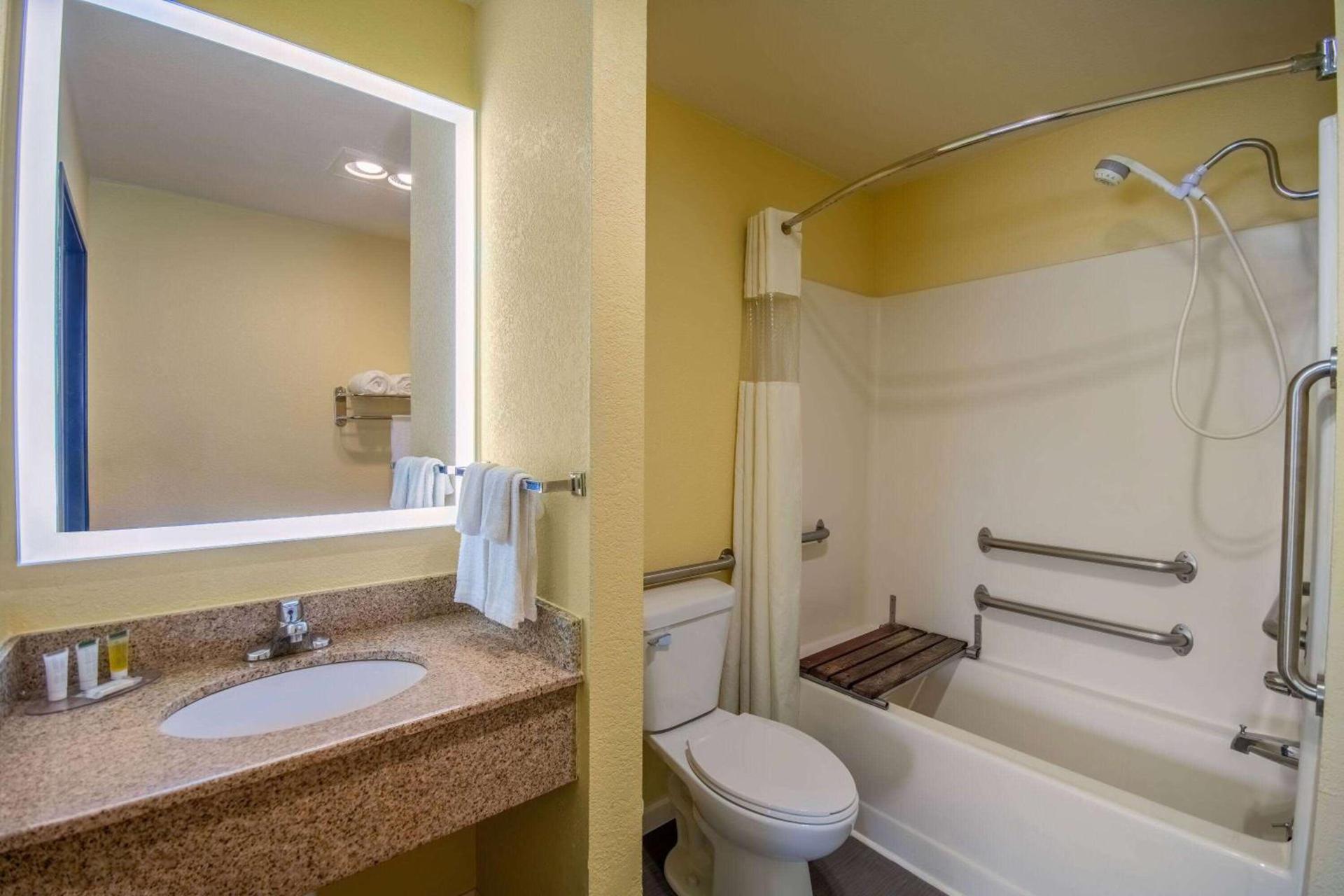 Days Inn by Wyndham Evansdale Waterloo photo 18