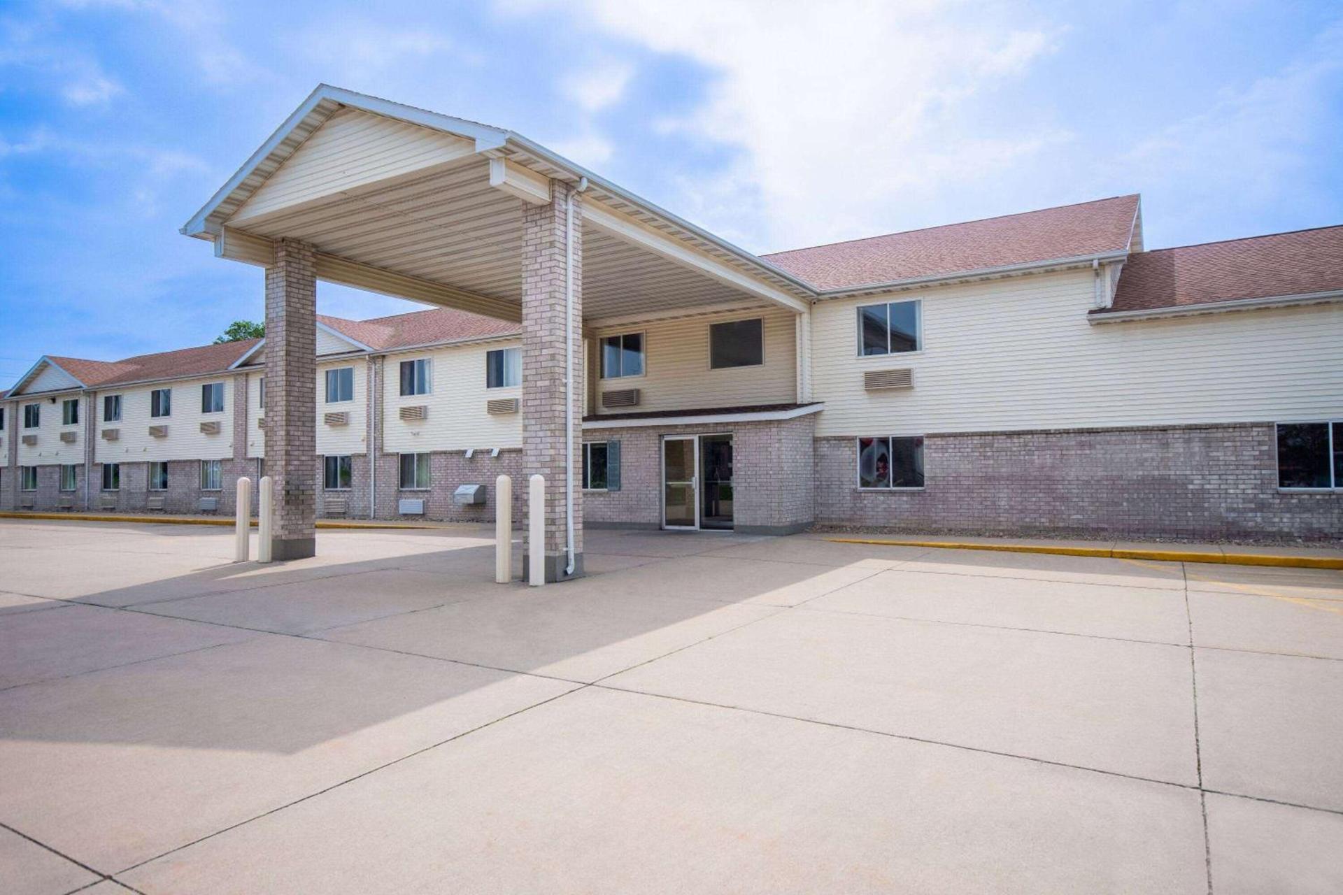 Days Inn by Wyndham Evansdale Waterloo photo 2