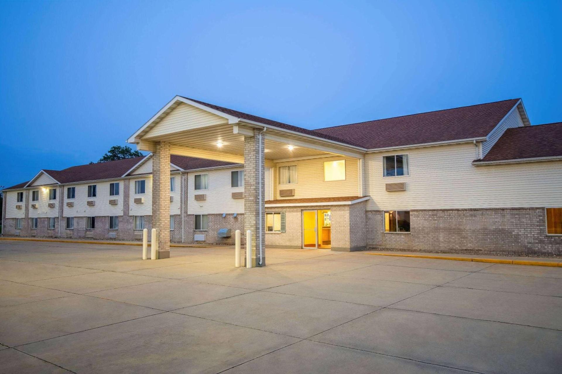 Days Inn by Wyndham Evansdale Waterloo photo 3