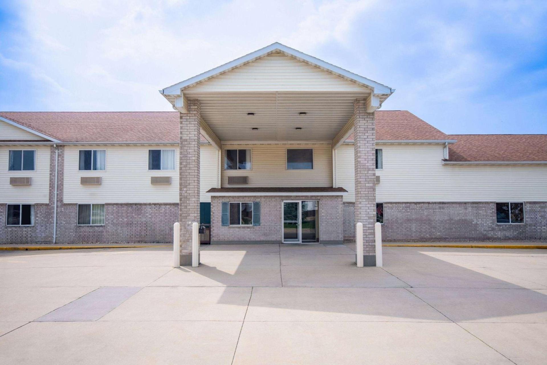 Days Inn by Wyndham Evansdale Waterloo photo 4