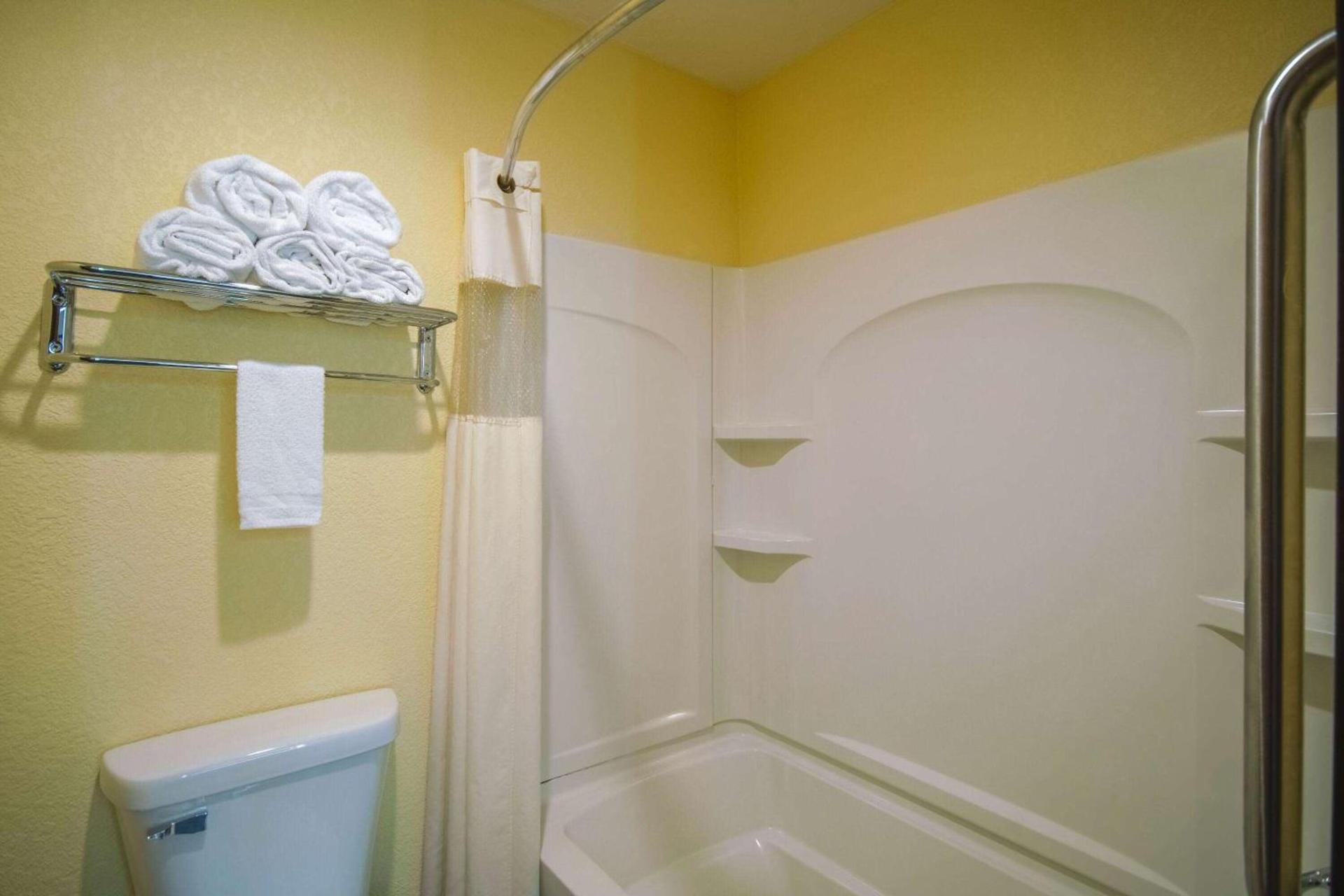 Days Inn by Wyndham Evansdale Waterloo photo 6