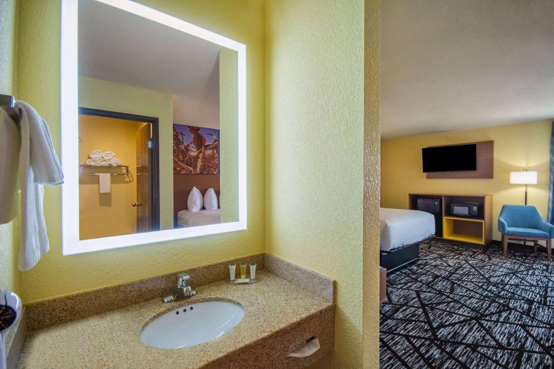 Days Inn by Wyndham Evansdale Waterloo photo 5