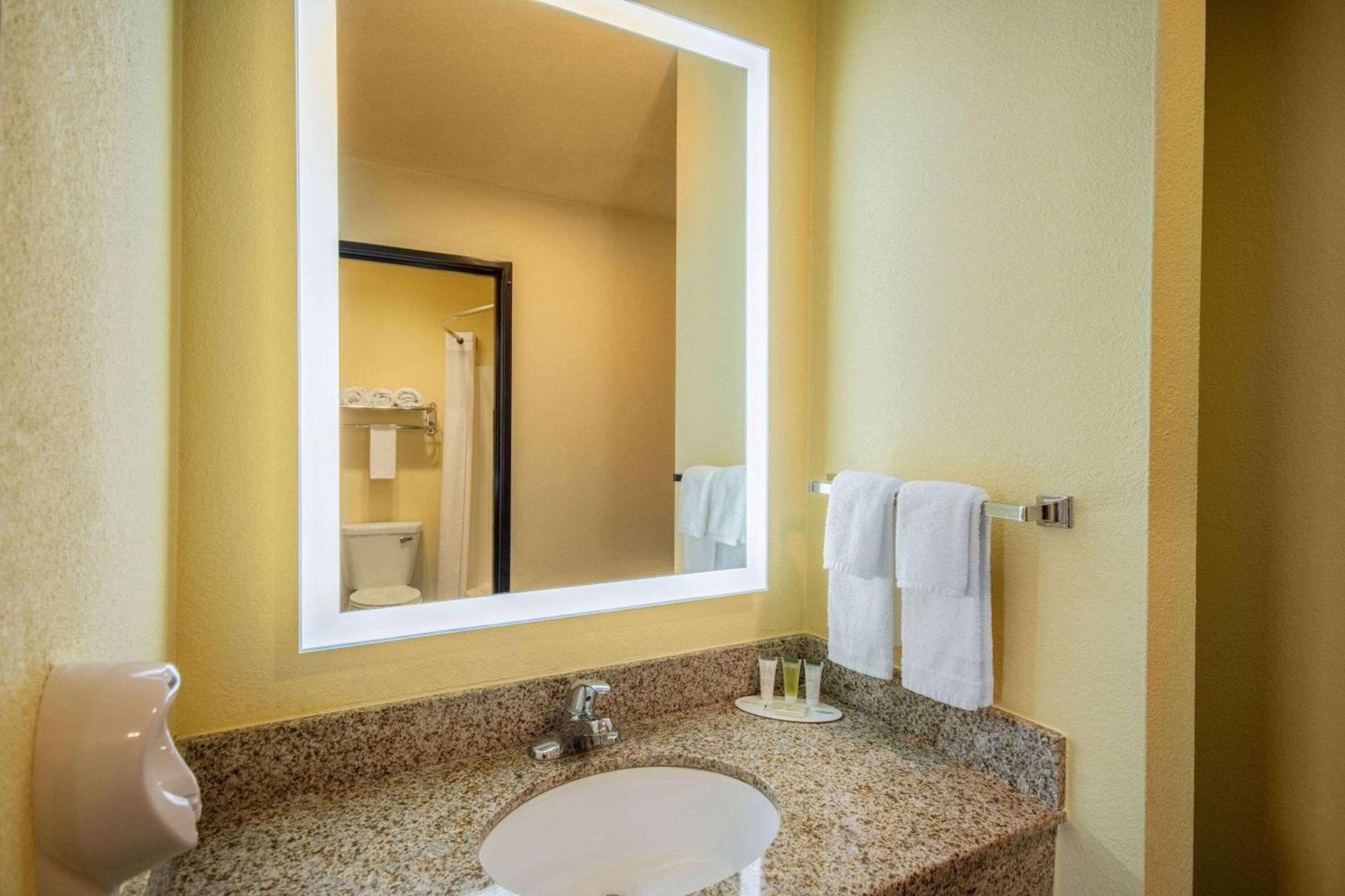Days Inn by Wyndham Evansdale Waterloo photo 9